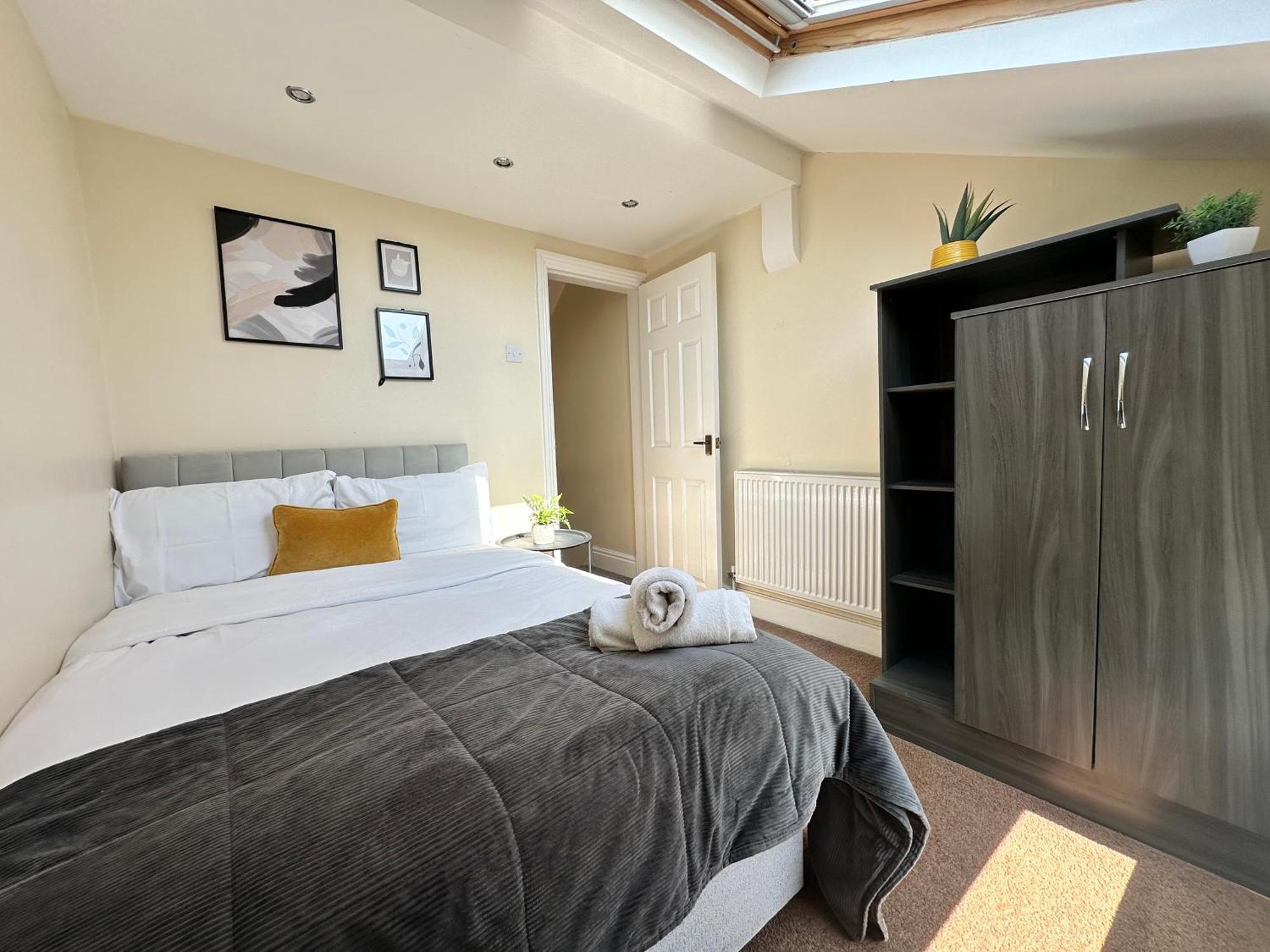 Modern 5 Bedroom House Near Lark Lane Apartment