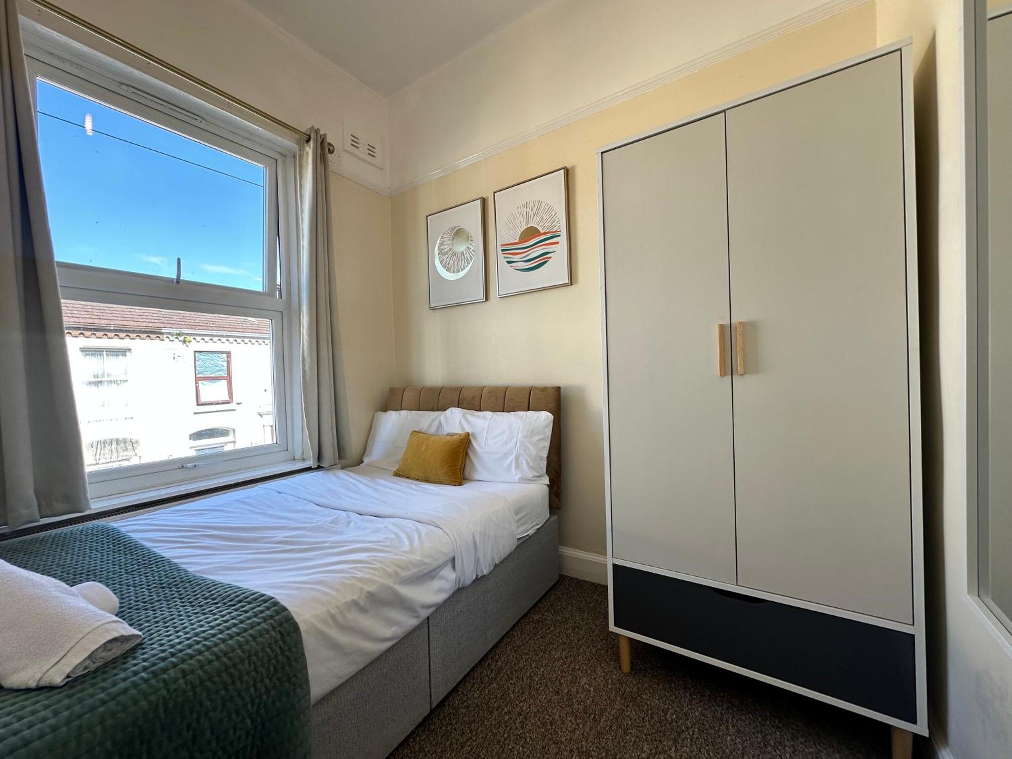 Modern 5 Bedroom House Near Lark Lane Apartment *