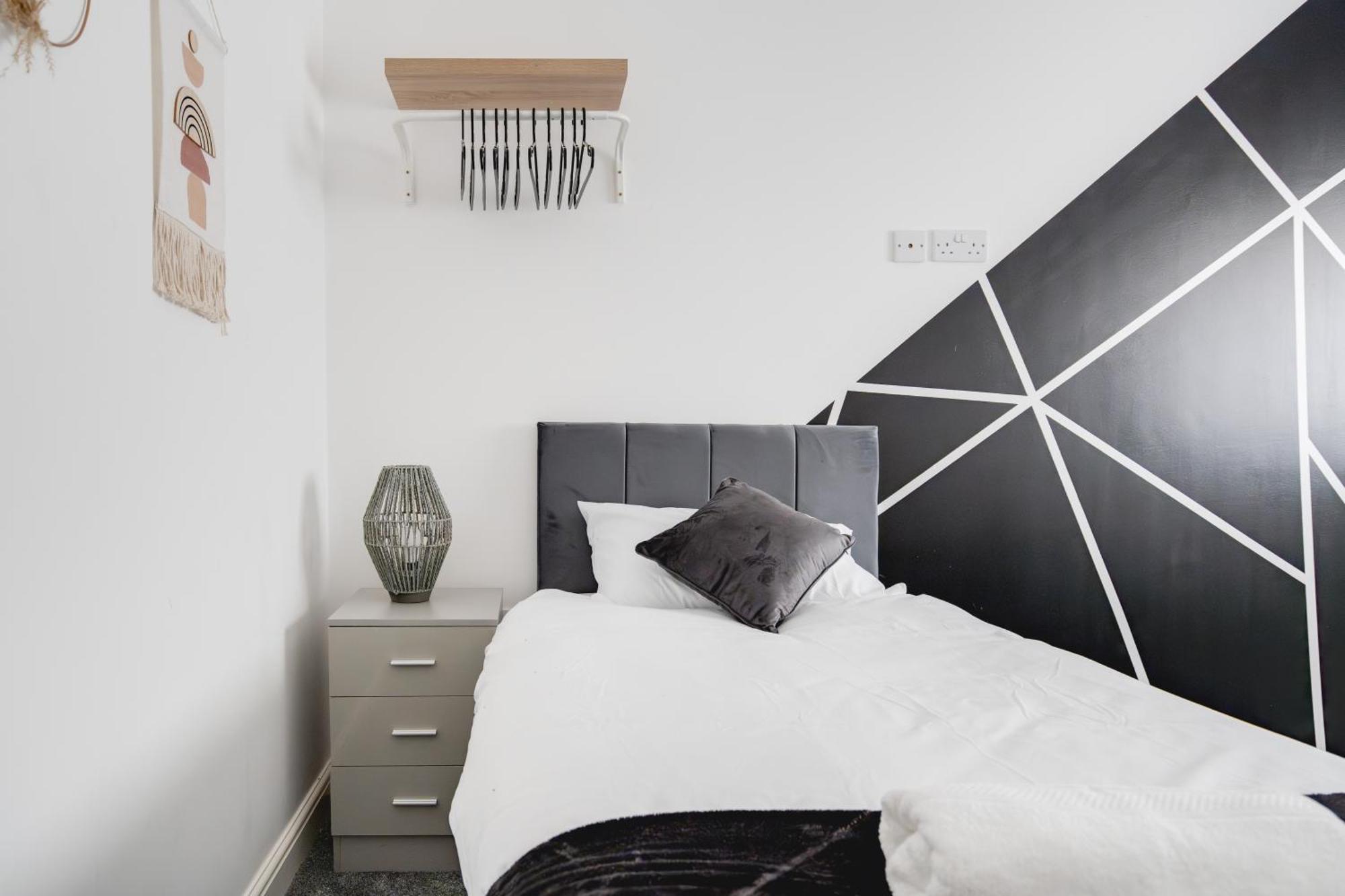 Huge - 8 Beds - Free Parking - Long Stays! Apartment *