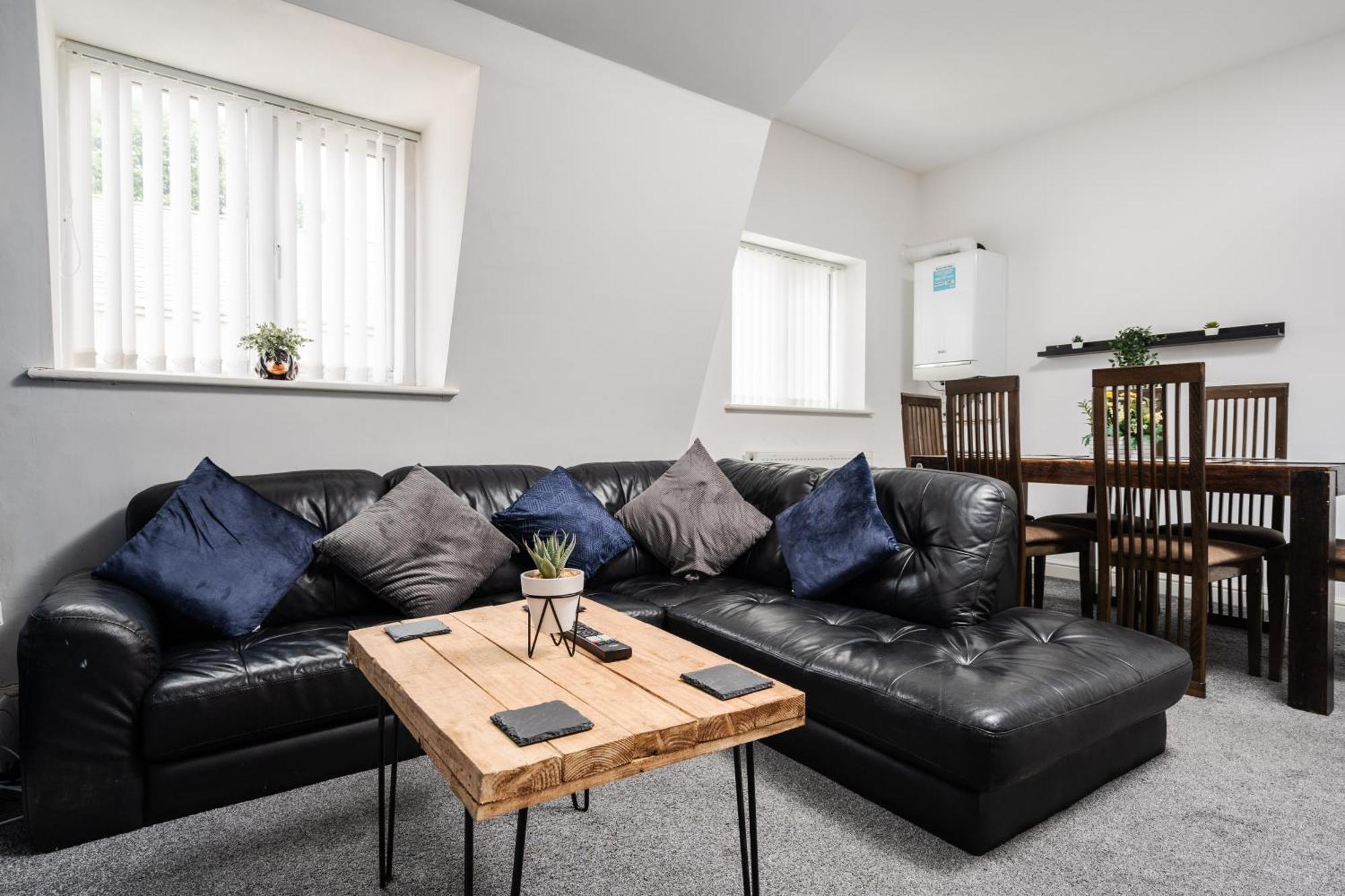 Huge - 8 Beds - Free Parking - Long Stays! *