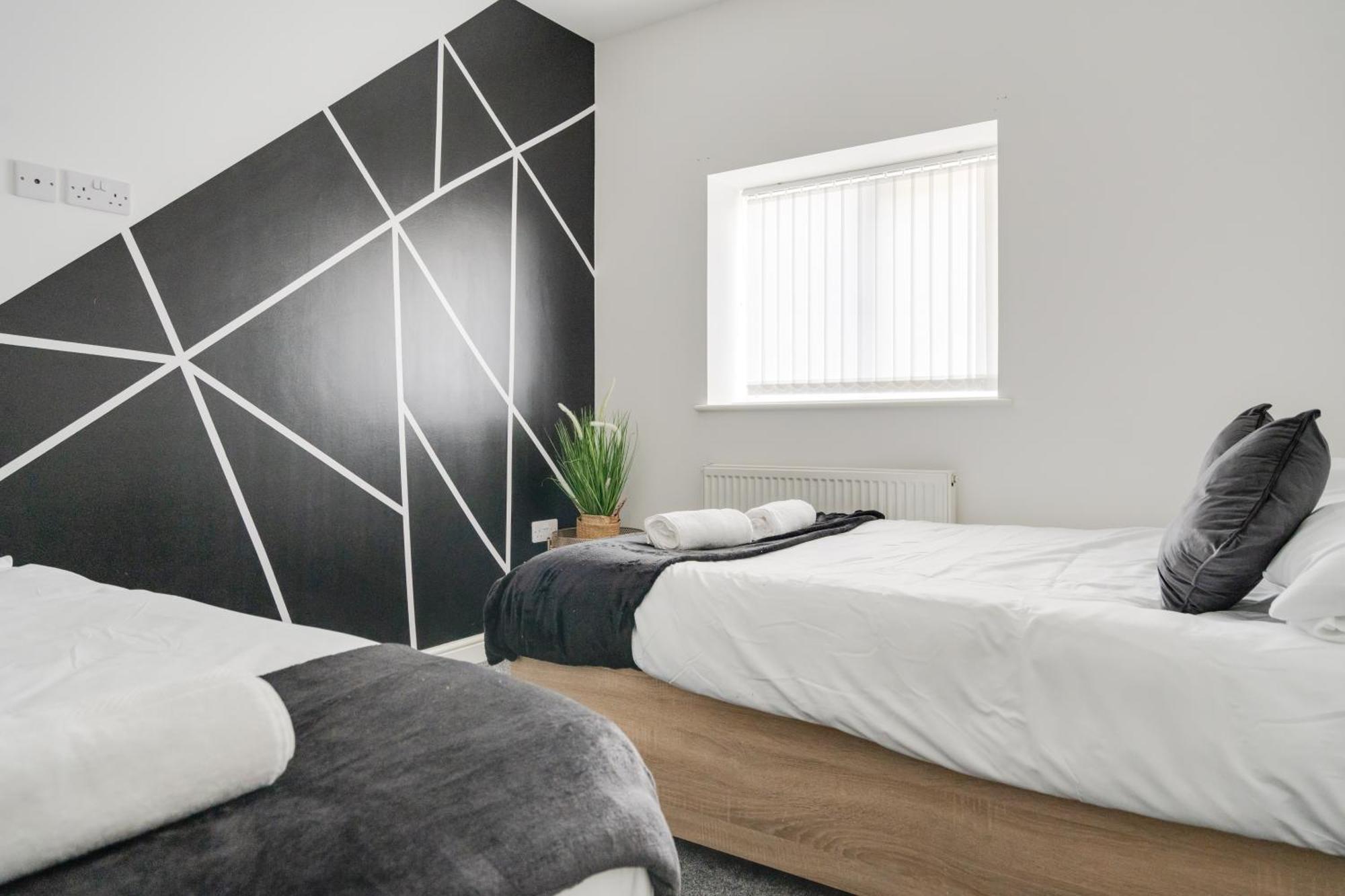 Huge - 8 Beds - Free Parking - Long Stays! Liverpool