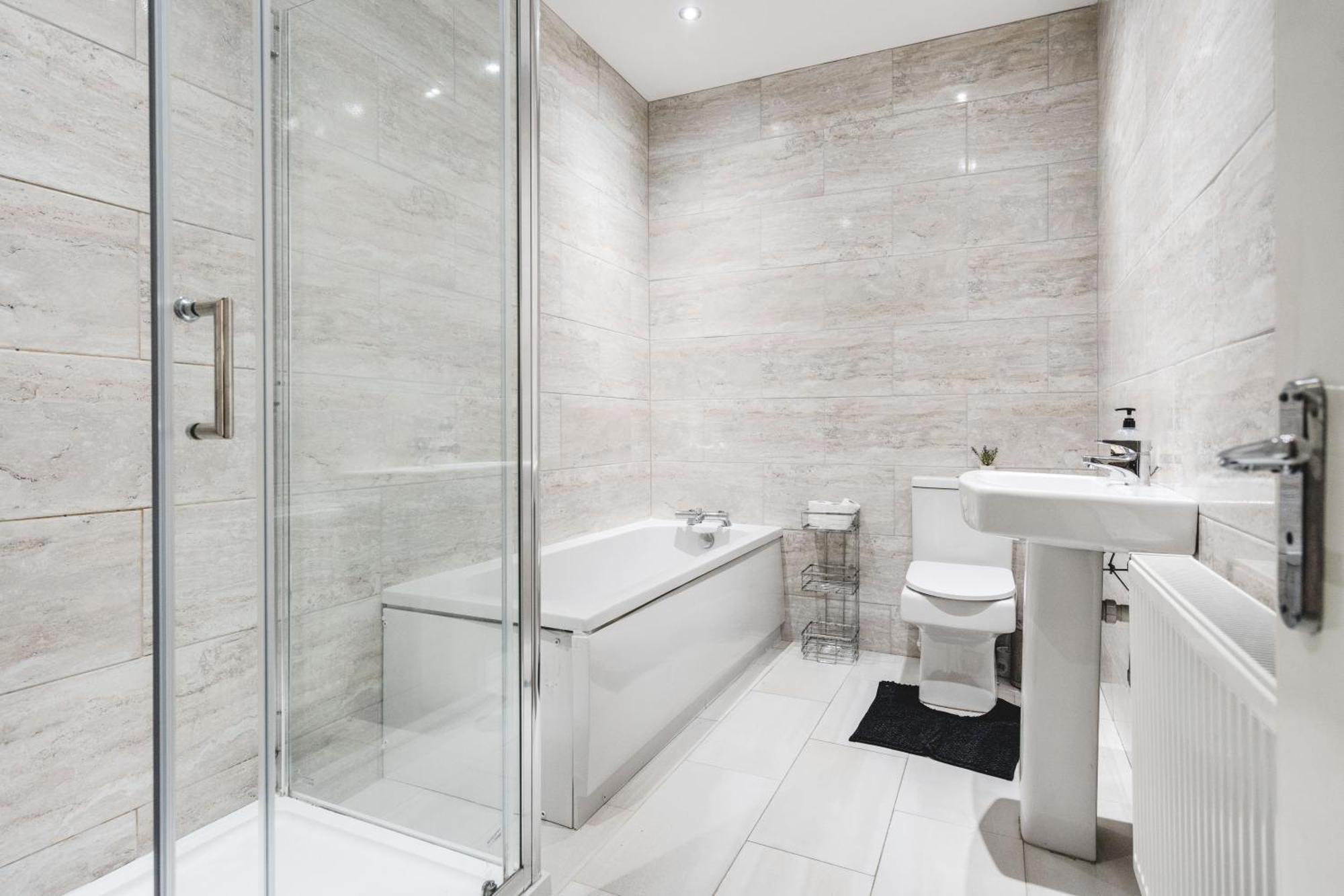 Huge - 8 Beds - Free Parking - Long Stays! * Liverpool