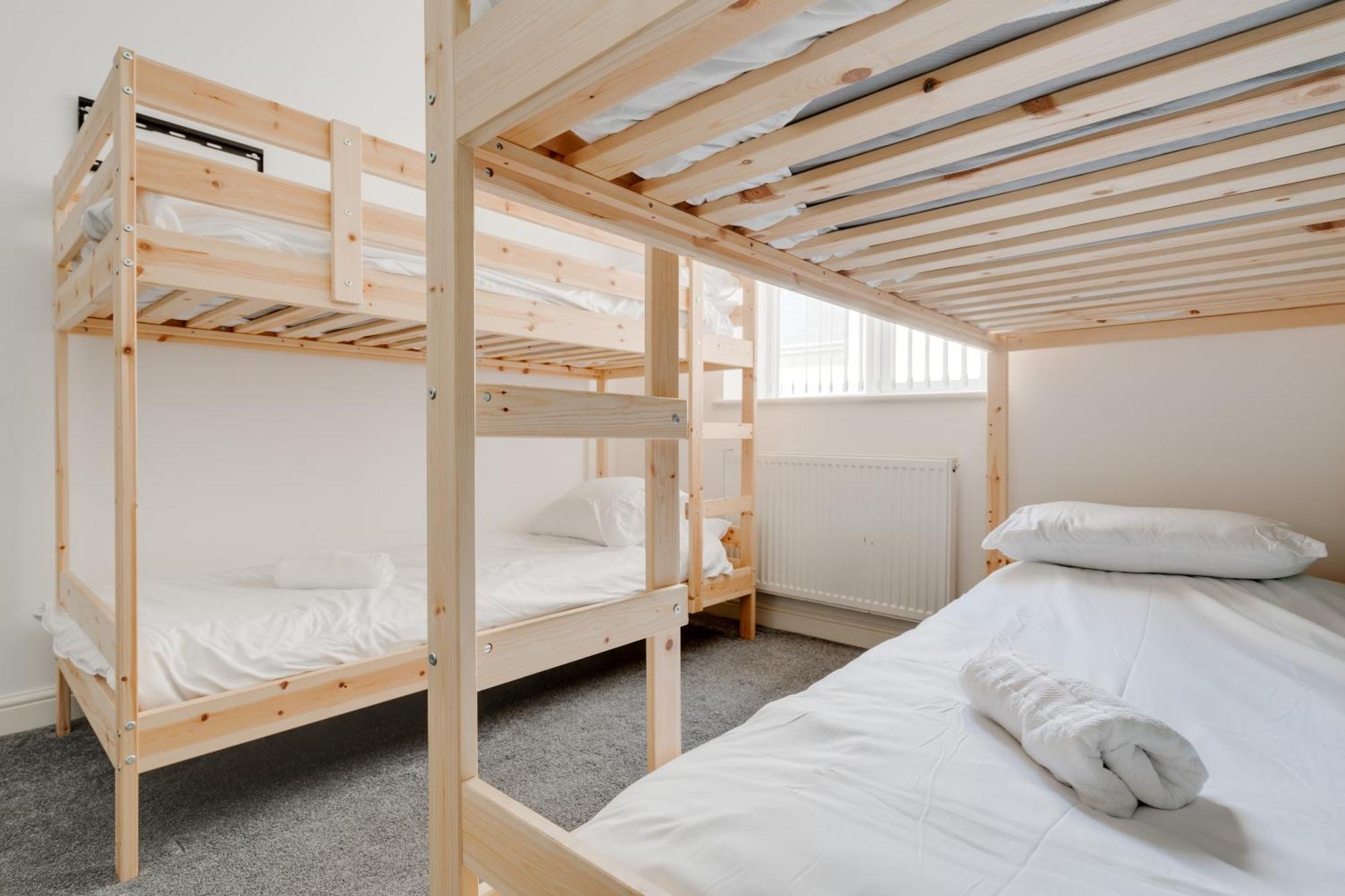 Apartment Huge - 8 Beds - Free Parking - Long Stays!
