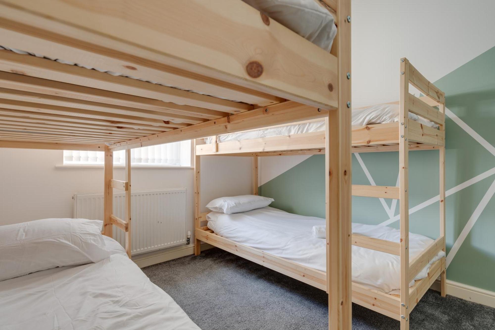 Huge - 8 Beds - Free Parking - Long Stays! *