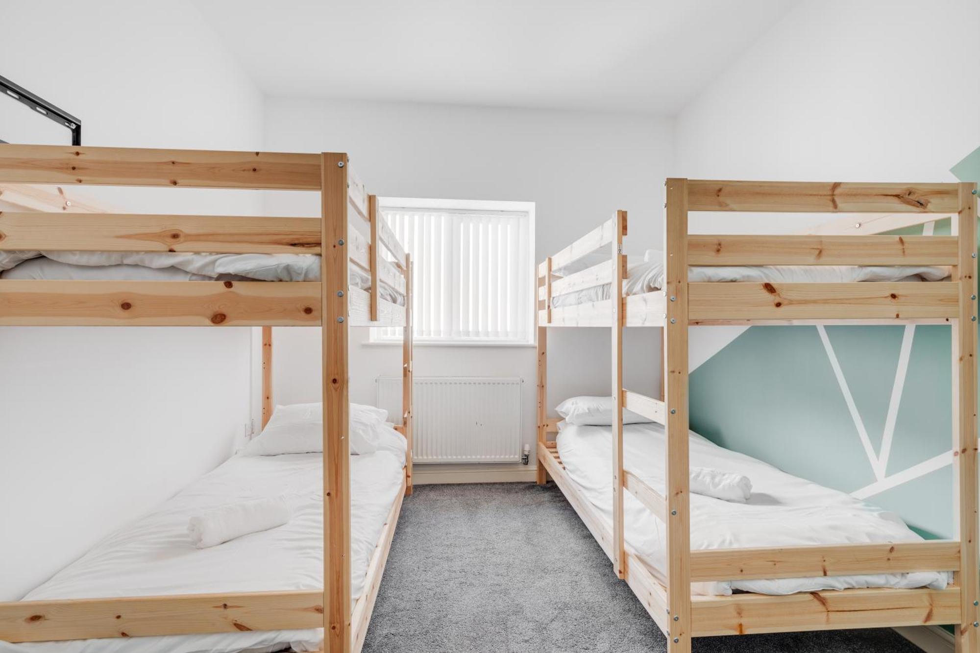 Huge - 8 Beds - Free Parking - Long Stays! Apartment Liverpool