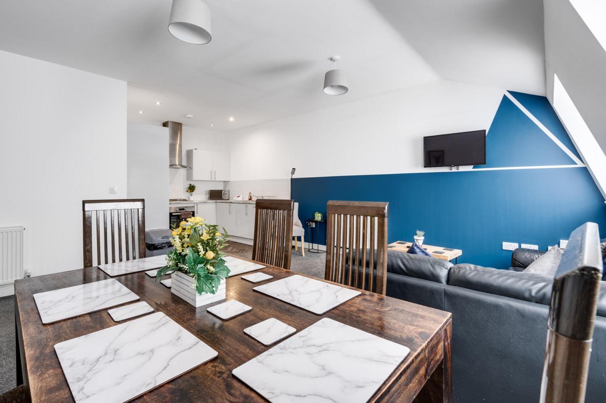 Huge - 8 Beds - Free Parking - Long Stays! * Liverpool