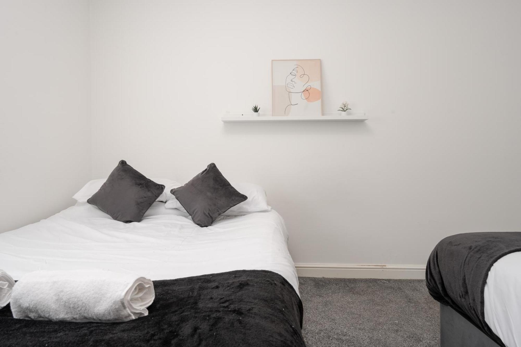 Huge - 8 Beds - Free Parking - Long Stays! Apartment