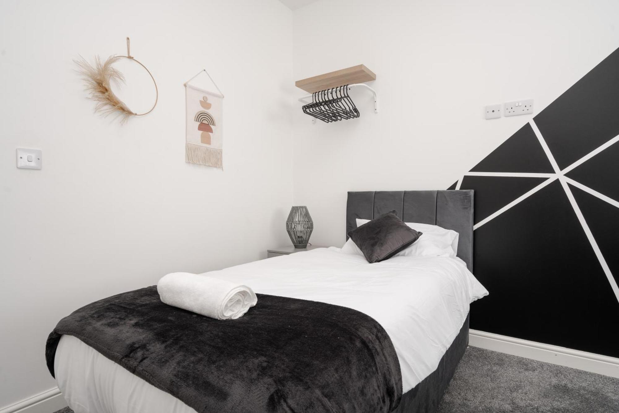 Huge - 8 Beds - Free Parking - Long Stays! Liverpool