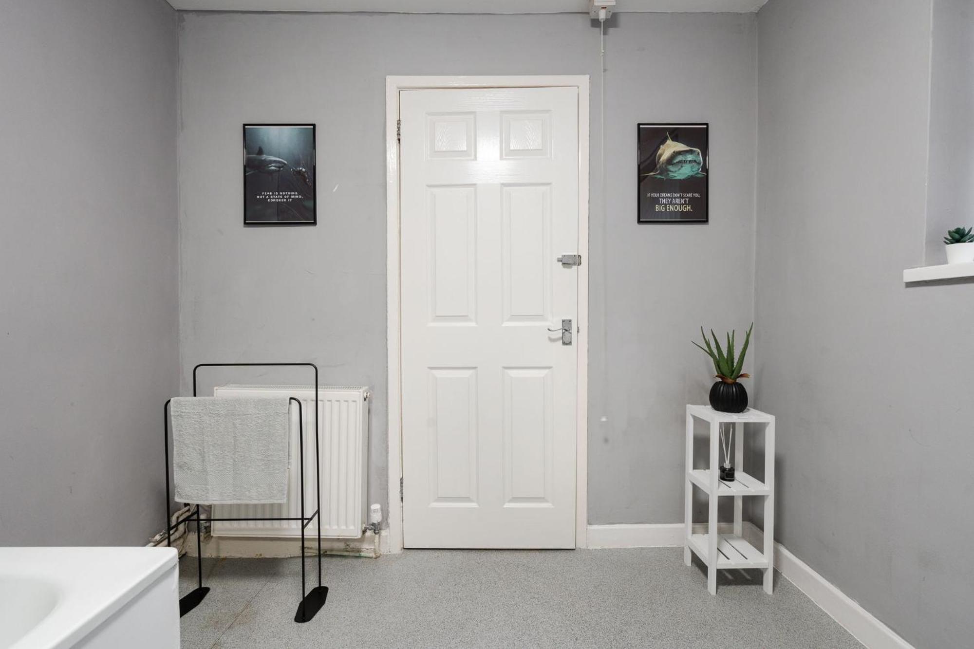 Apartment Links-4bdrm Terraced House-parking-antonio St