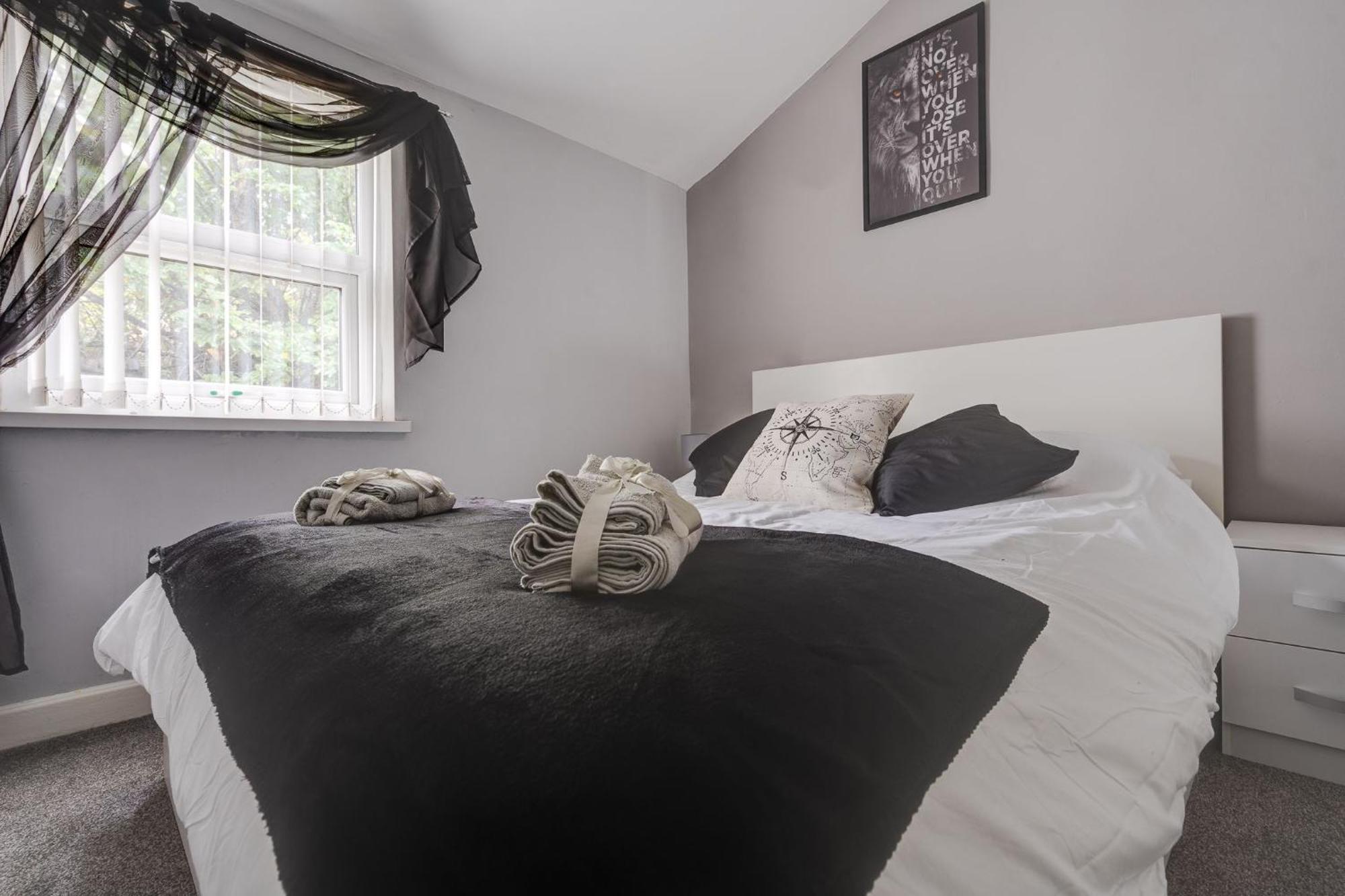 Links-4bdrm Terraced House-parking-antonio St *