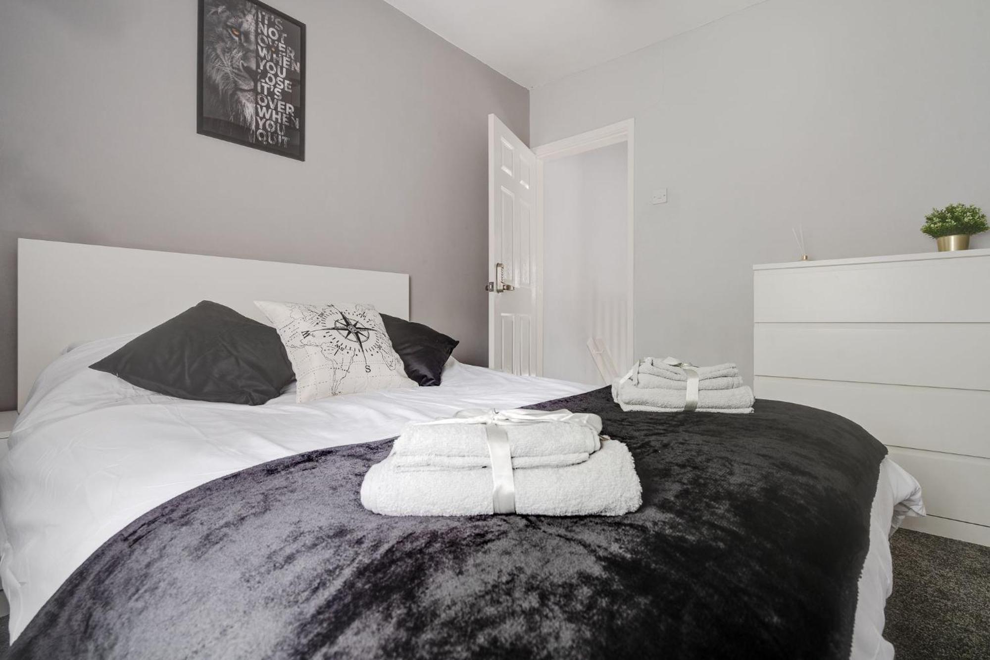Links-4bdrm Terraced House-parking-antonio St Apartment
