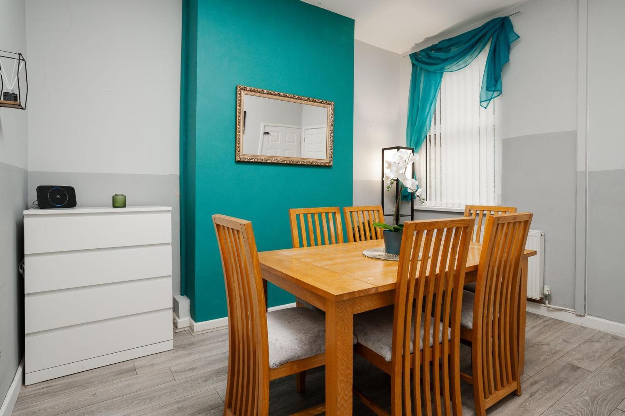 Apartment Links-4bdrm Terraced House-parking-antonio St Liverpool