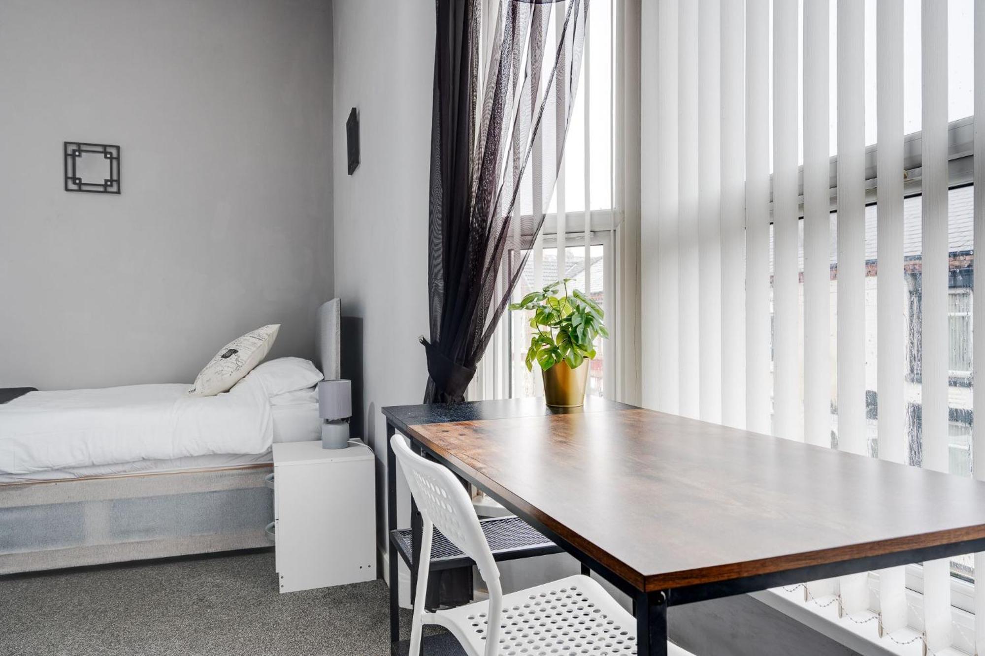 Links-4bdrm Terraced House-parking-antonio St * Liverpool