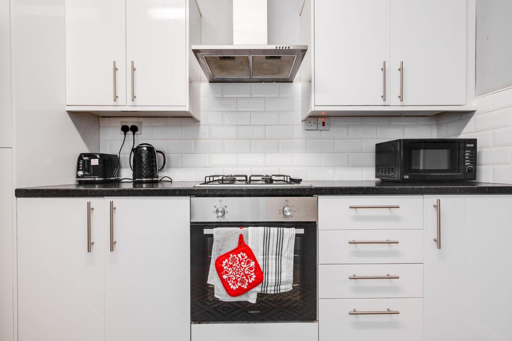 Links-4bdrm Terraced House-parking-antonio St * Liverpool