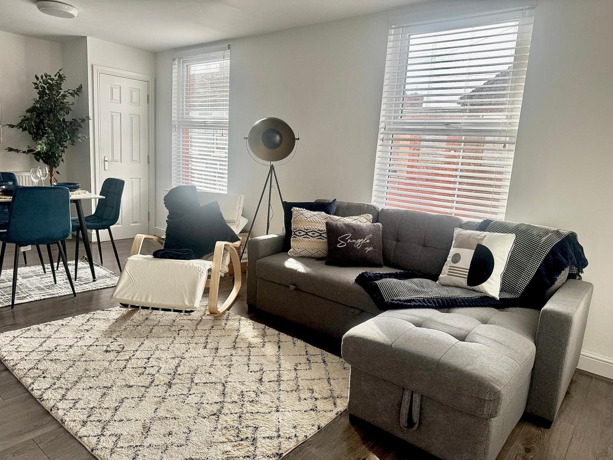 New Duplex Apartment, Free On Street Parking, Tv To Rooms, Sound System, Laundry *