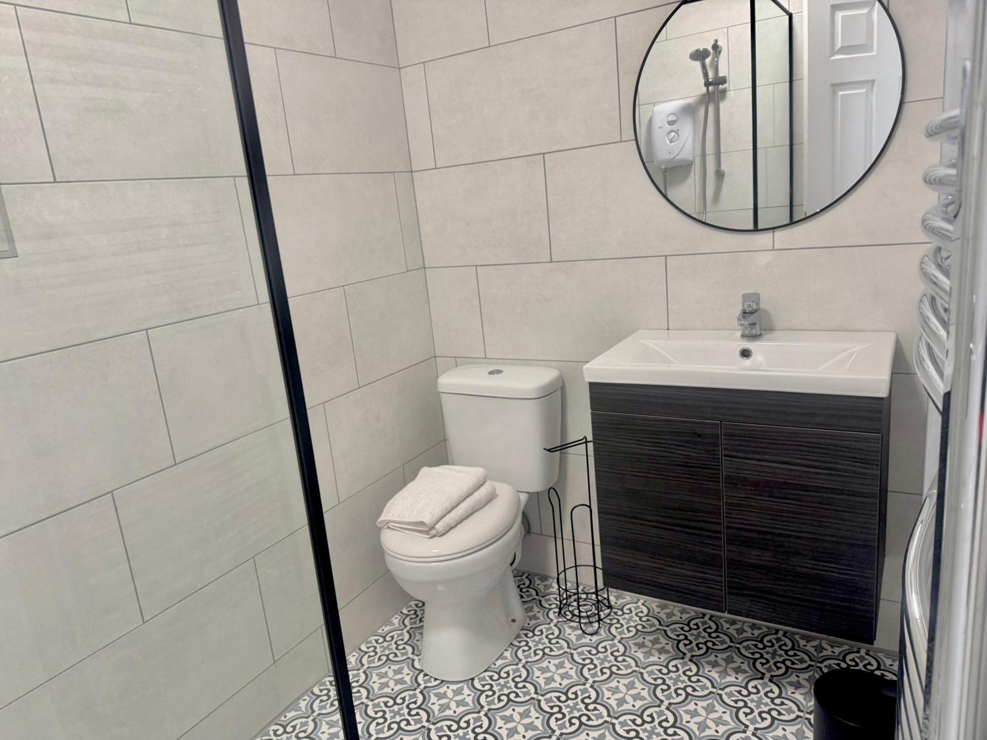 Apartment New Duplex Apartment, Free On Street Parking, Tv To Rooms, Sound System, Laundry