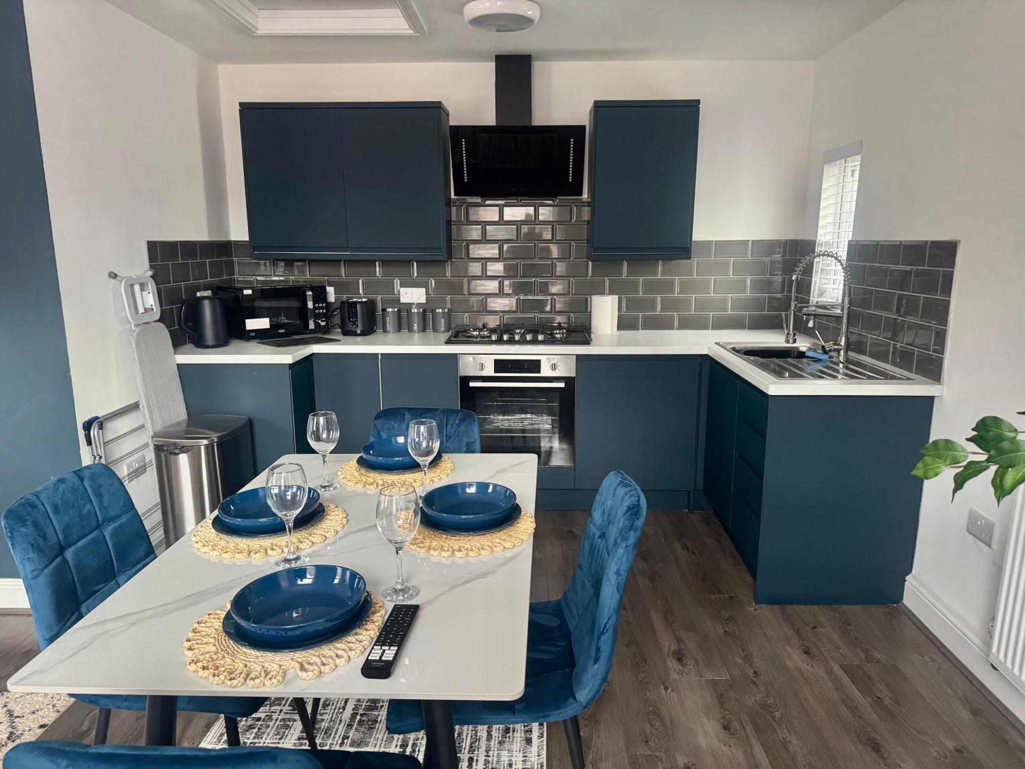 Apartment New Duplex Apartment, Free On Street Parking, Tv To Rooms, Sound System, Laundry