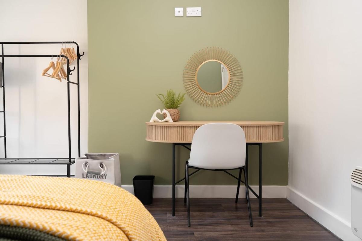 L1 Stay, Netflix & Prime Location,workspace Apartment *