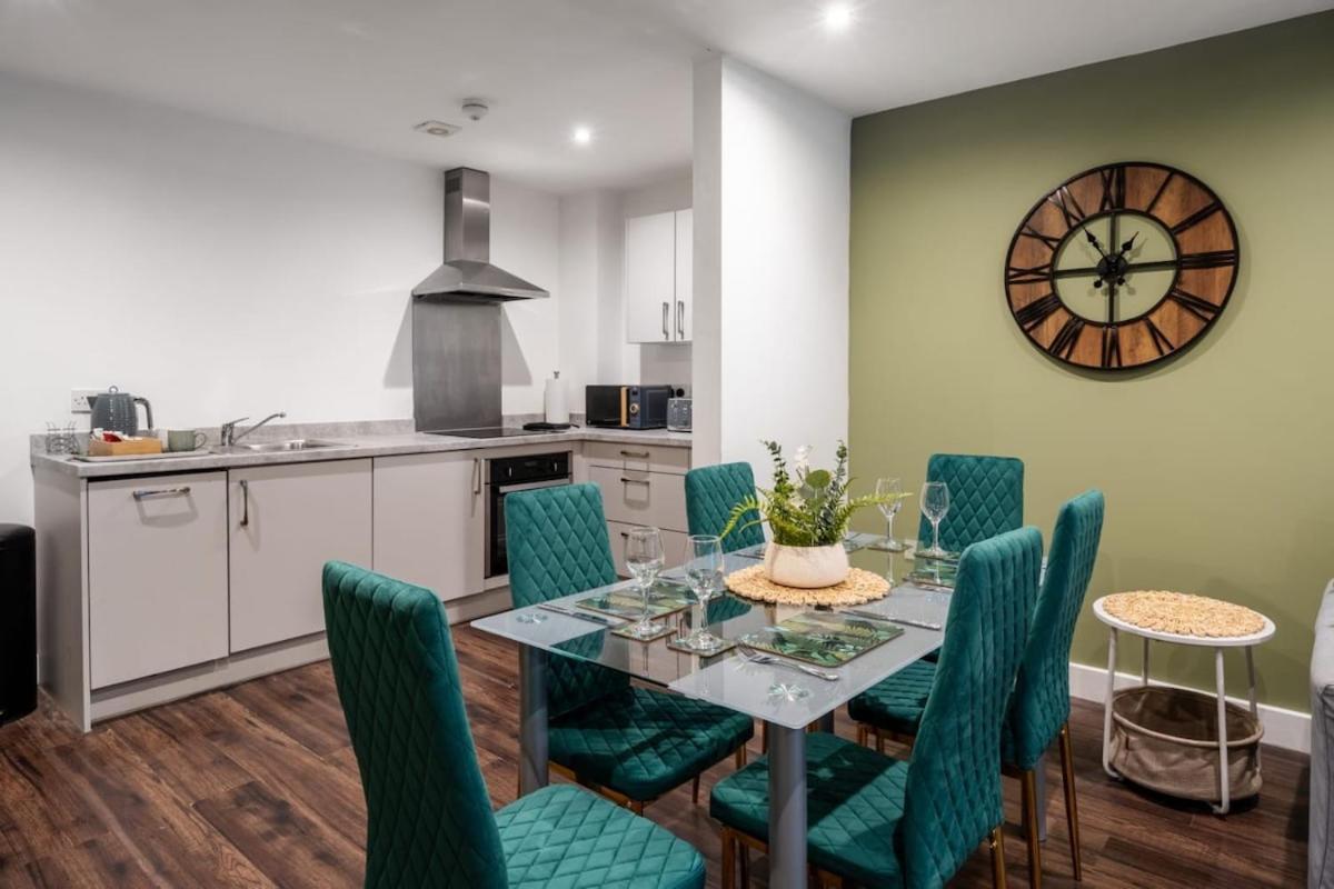 Apartment L1 Stay, Netflix & Prime Location,workspace