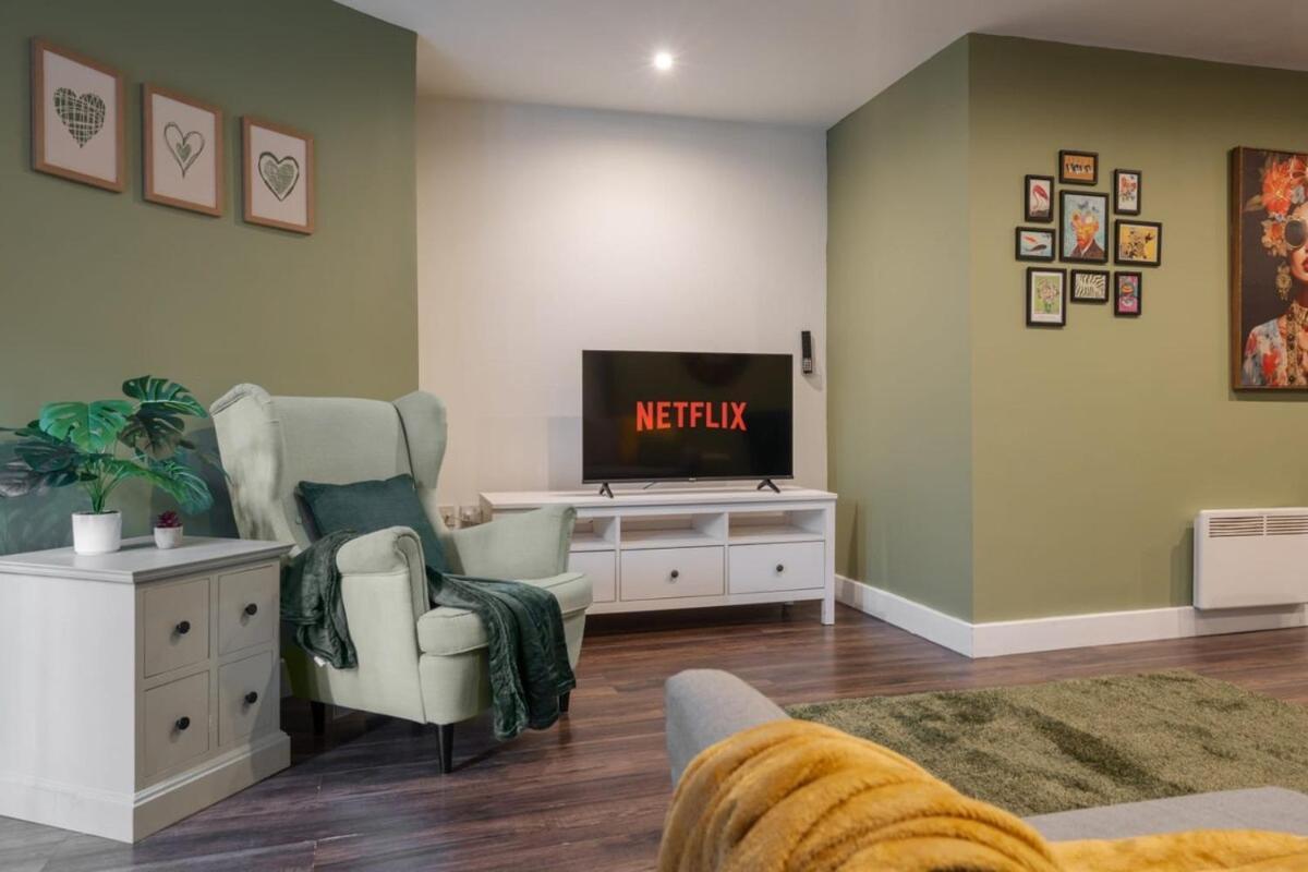 L1 Stay, Netflix & Prime Location,workspace Apartment *