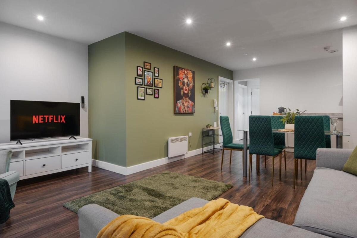 Apartment L1 Stay, Netflix & Prime Location,workspace *