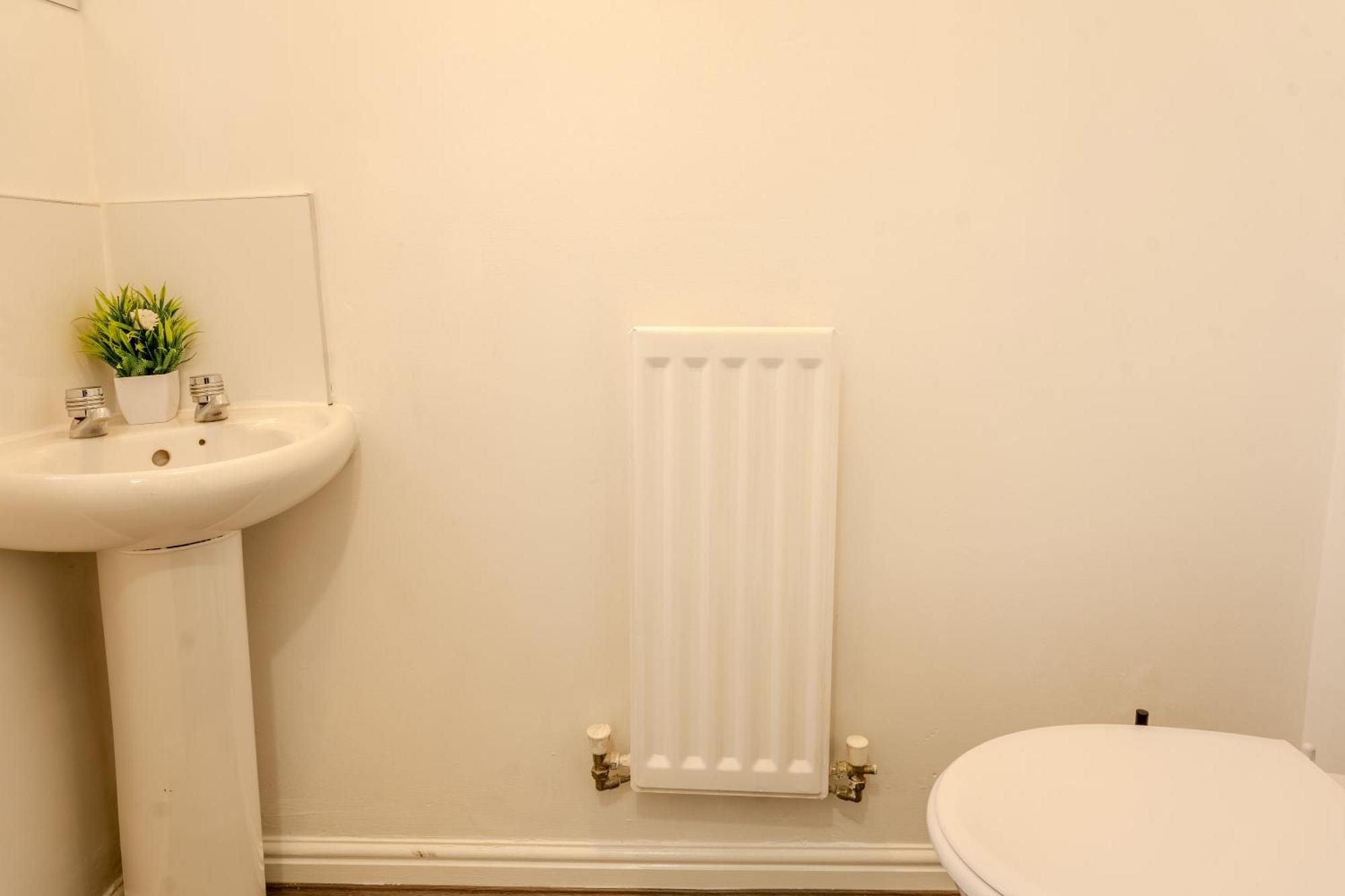 5-beds In Quiet Three Bedroom House Near Anfield Stadium, Free Parking