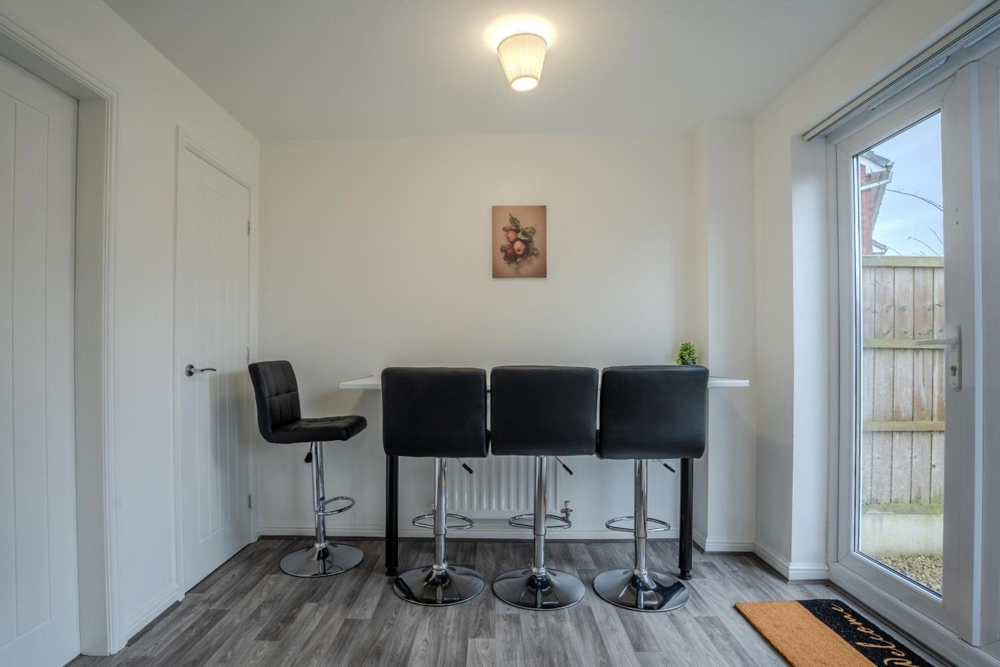 5-beds In Quiet Three Bedroom House Near Anfield Stadium, Free Parking