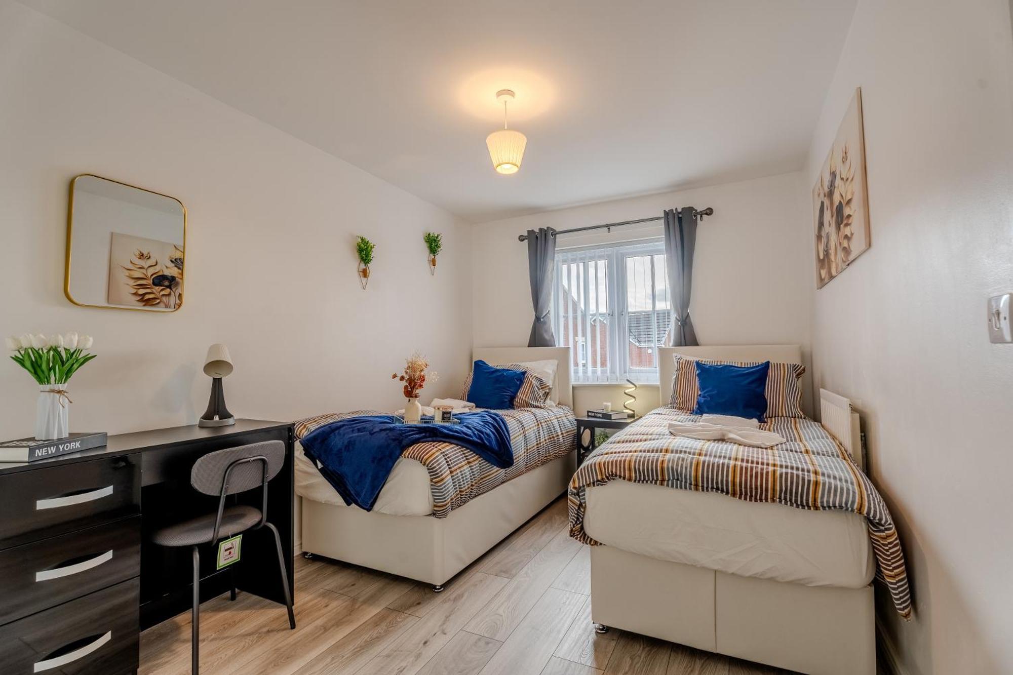 5-beds In Quiet Three Bedroom House Near Anfield Stadium, Free Parking Apartment *