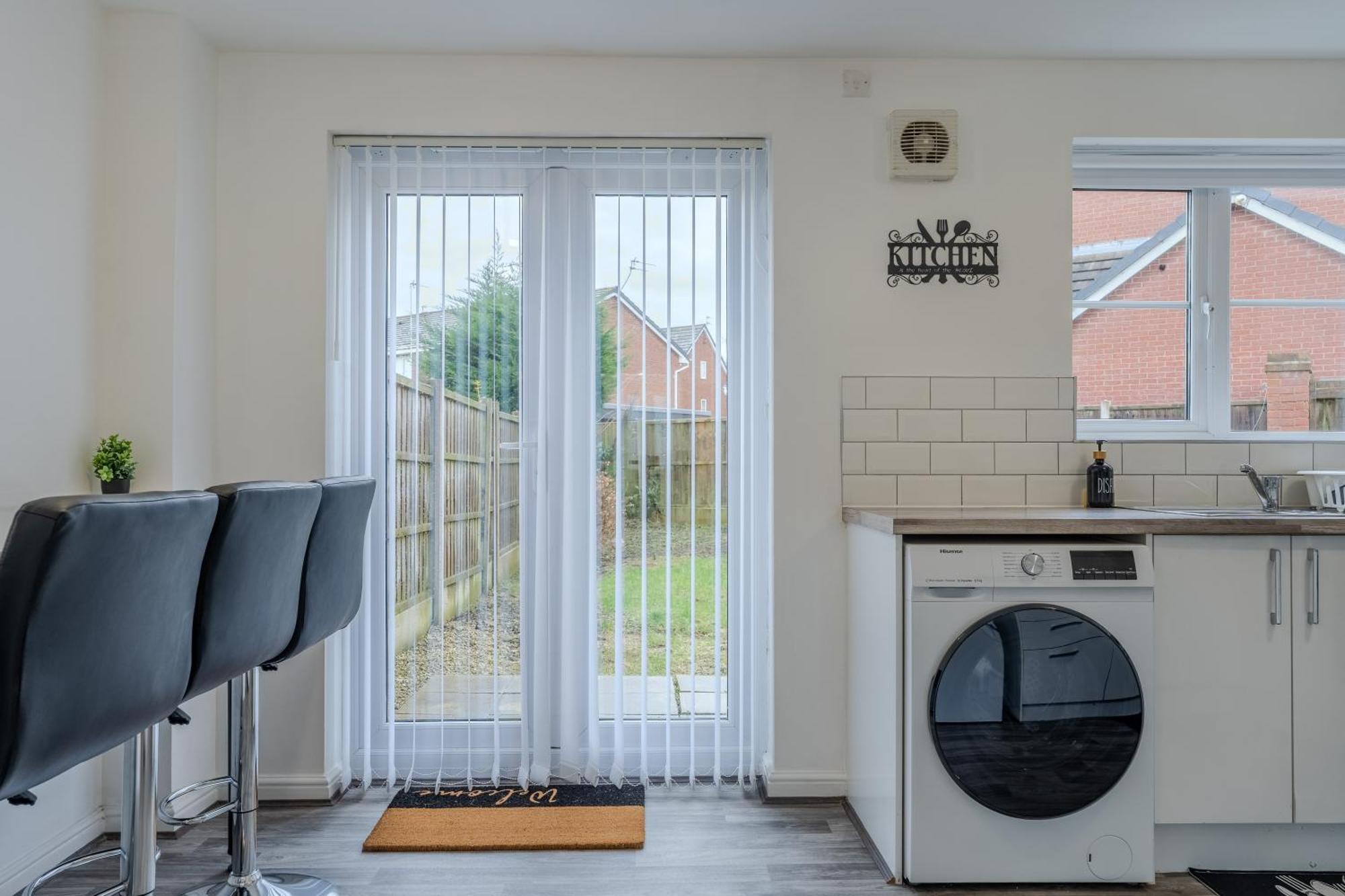 5-beds In Quiet Three Bedroom House Near Anfield Stadium, Free Parking Liverpool