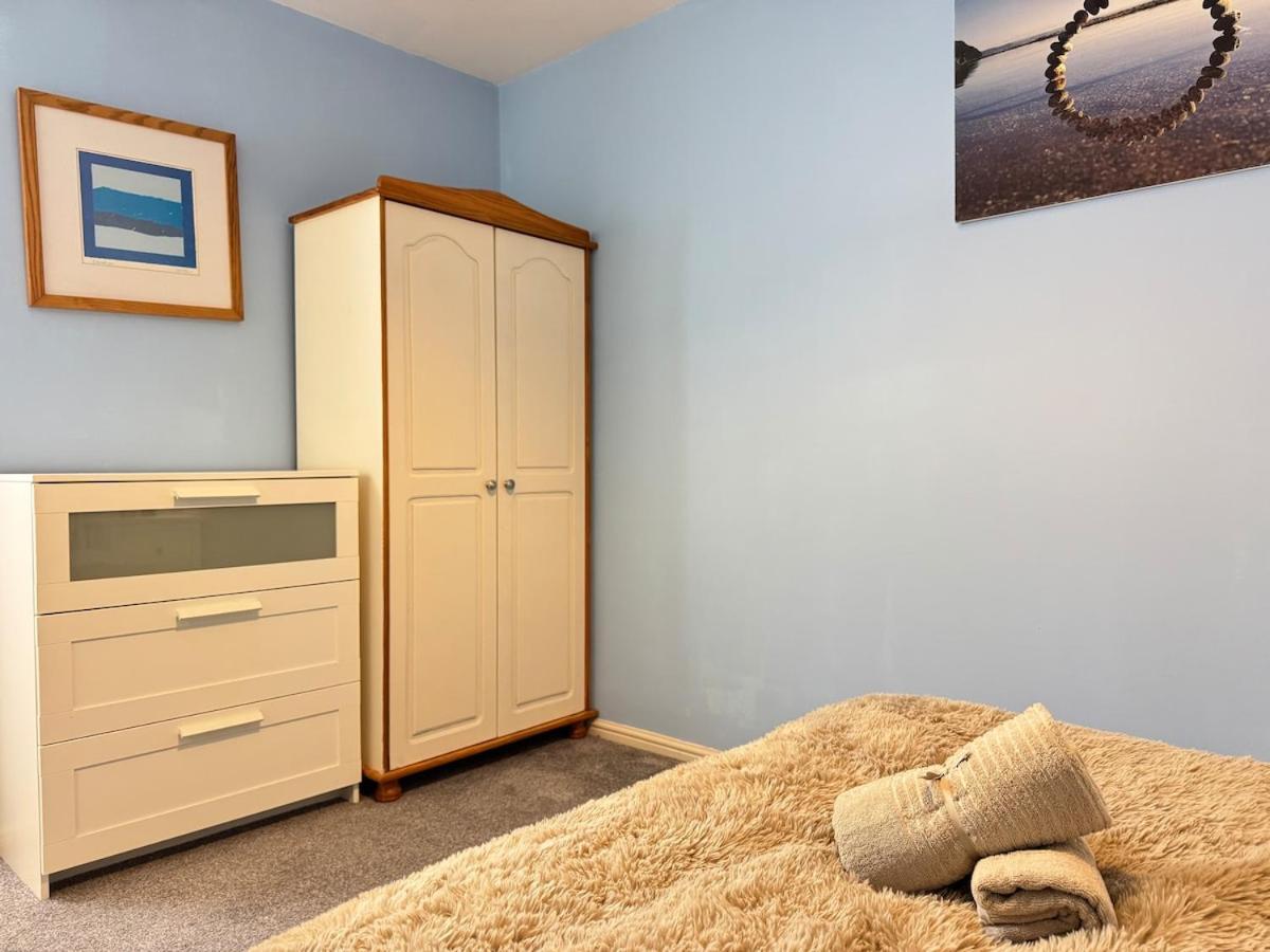 Apartment Balcony Waterfront View, 2 Bath, Free Parking Liverpool