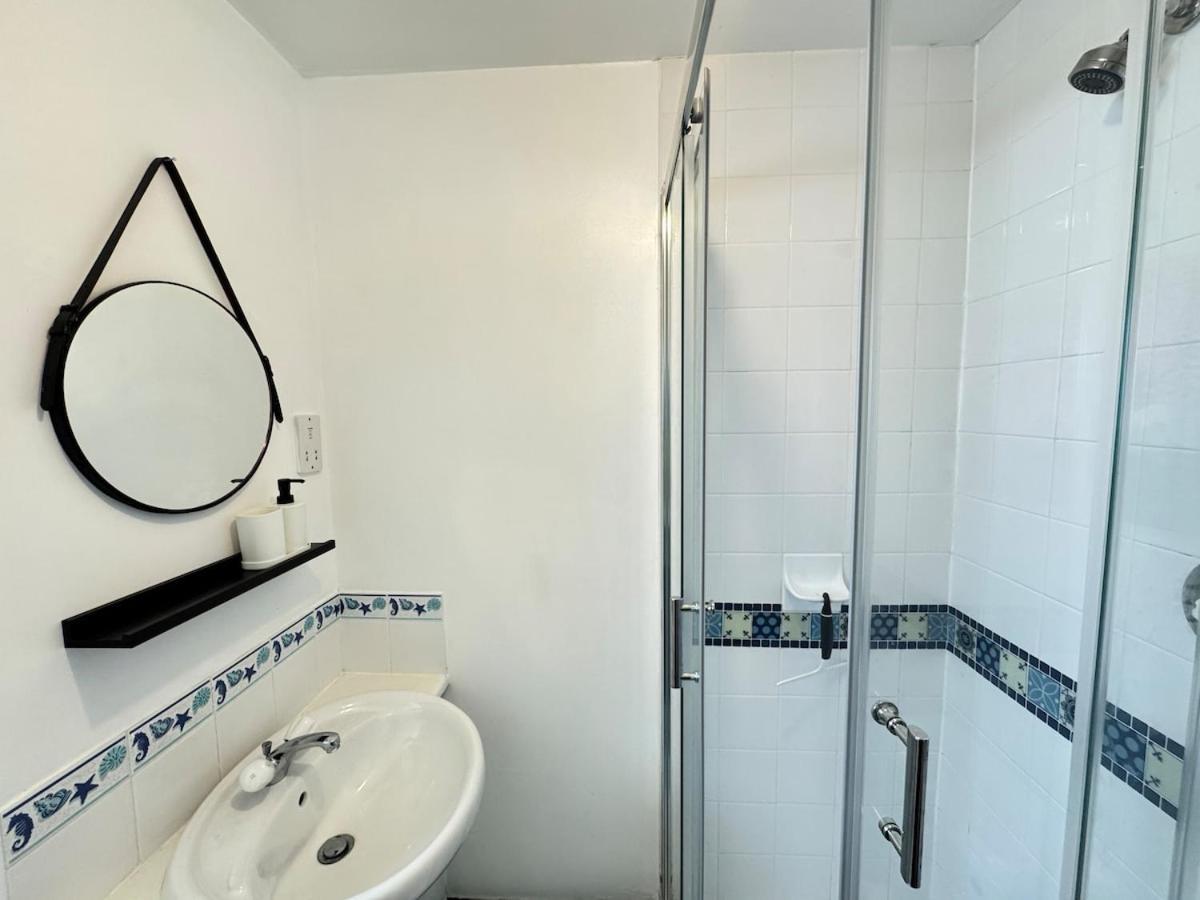 Apartment Balcony Waterfront View, 2 Bath, Free Parking Liverpool