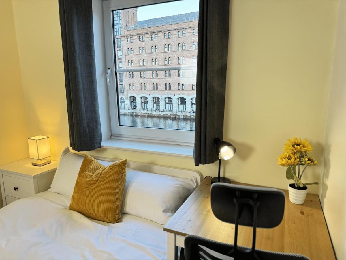 Apartment Balcony Waterfront View, 2 Bath, Free Parking Liverpool