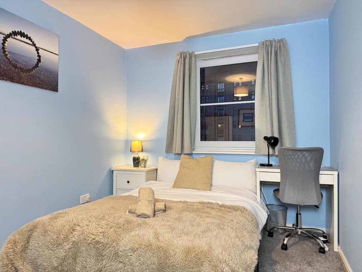 Balcony Waterfront View, 2 Bath, Free Parking Liverpool
