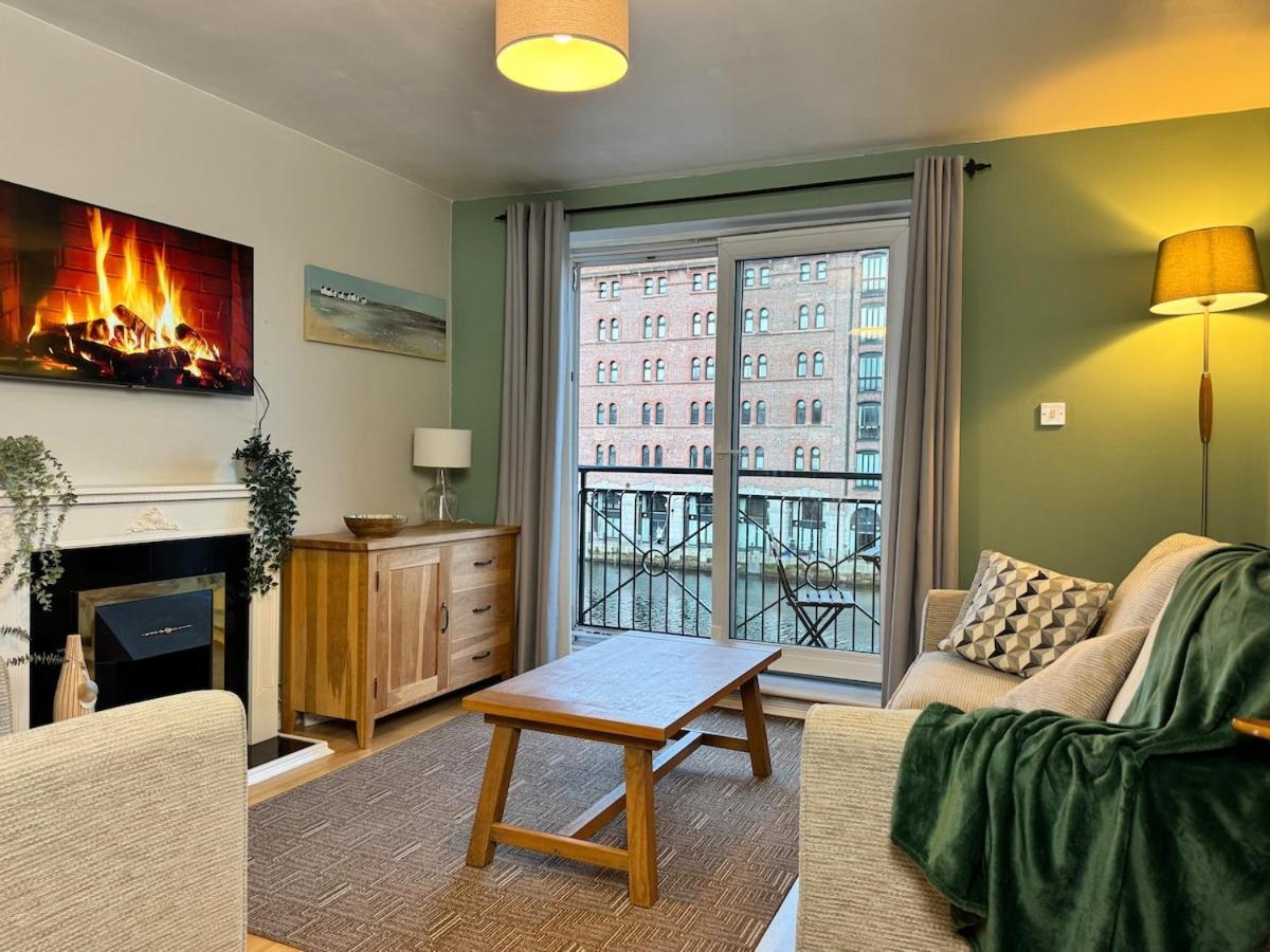 Balcony Waterfront View, 2 Bath, Free Parking Apartment *
