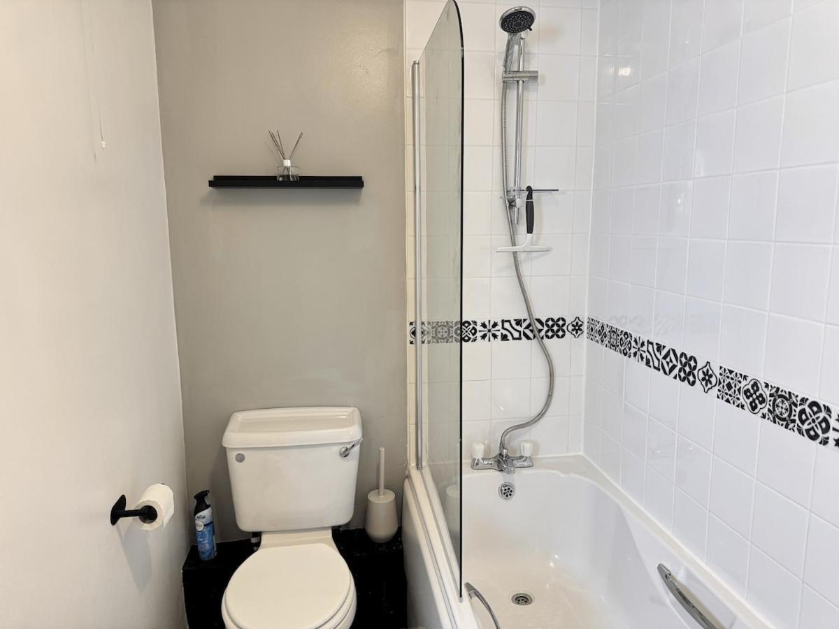 Balcony Waterfront View, 2 Bath, Free Parking Apartment