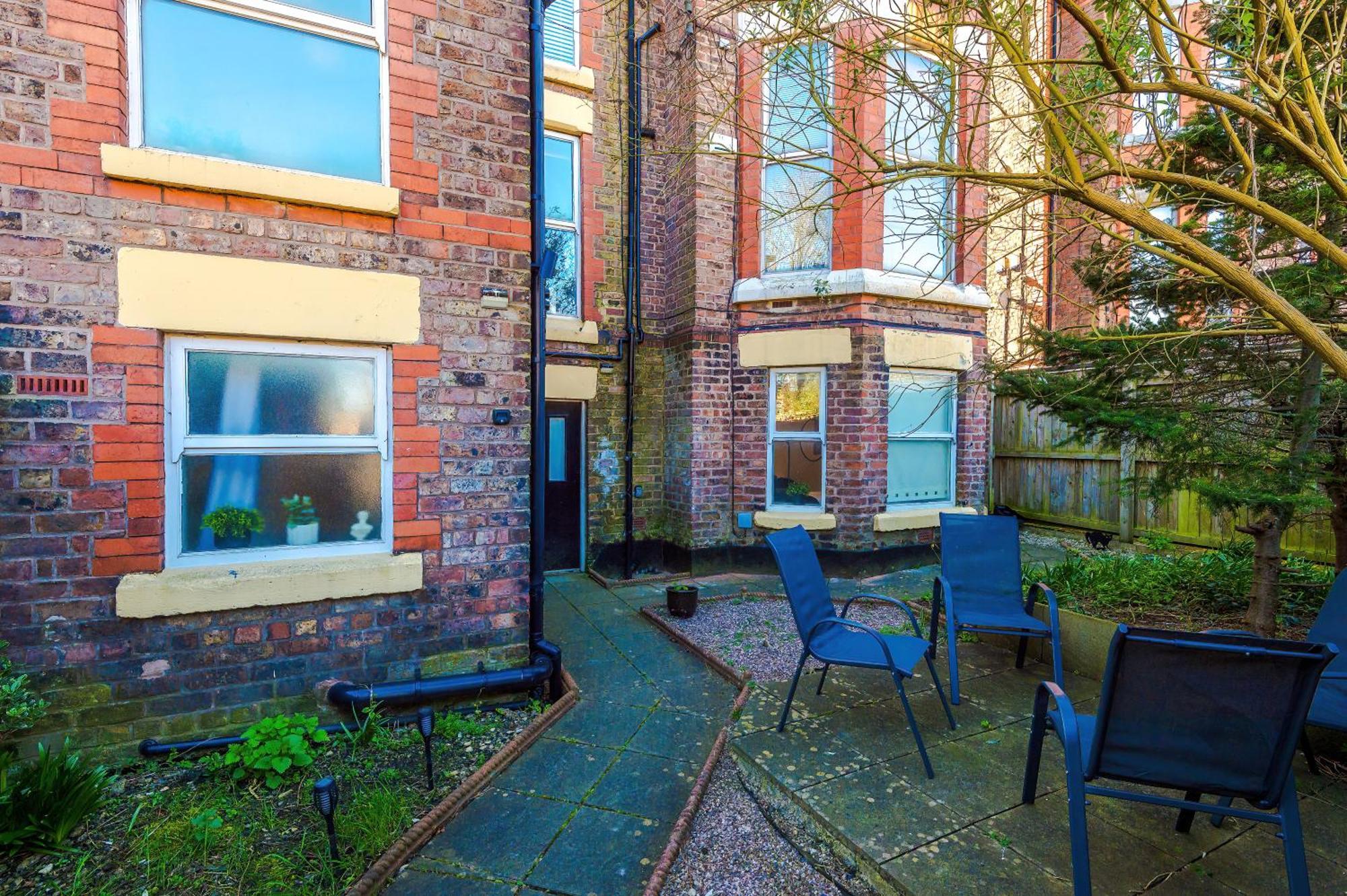 Private Garden Maisonette Near Centre! Walking Distance From Anfield Apartment