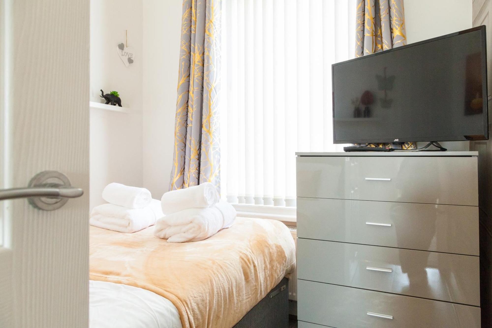 Holiday home Anfield - Perfect For Large Groups, 8min Walk To Stadium, Comfy House With Parking