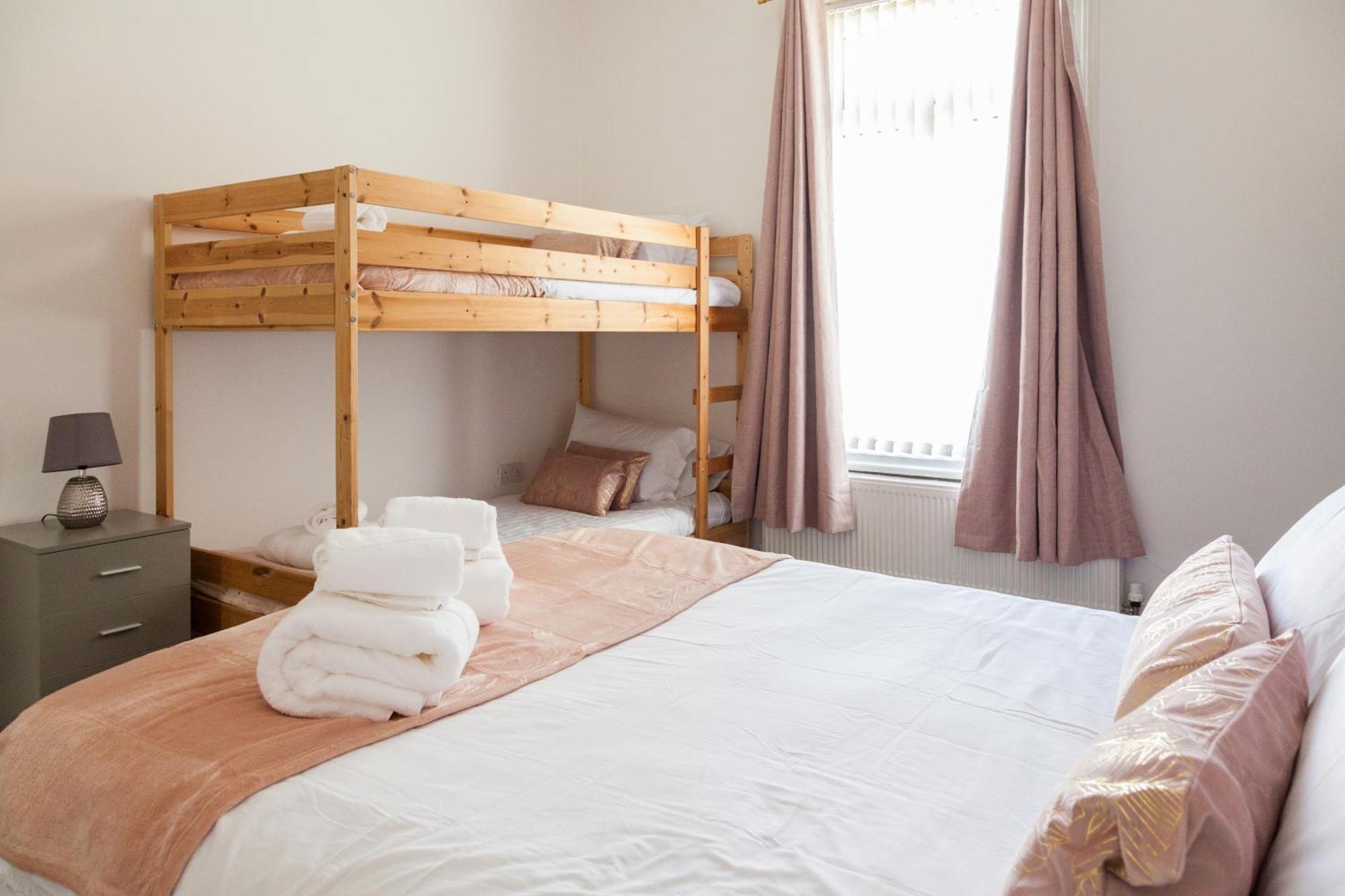 Anfield - Perfect For Large Groups, 8min Walk To Stadium, Comfy House With Parking Holiday home