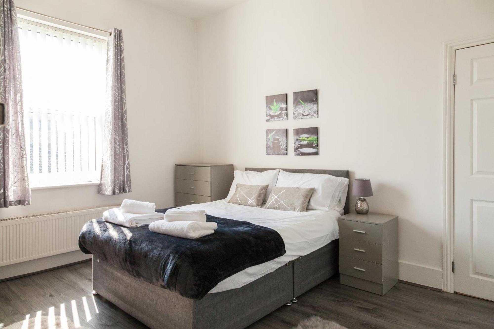 Anfield - Perfect For Large Groups, 8min Walk To Stadium, Comfy House With Parking Holiday home Liverpool