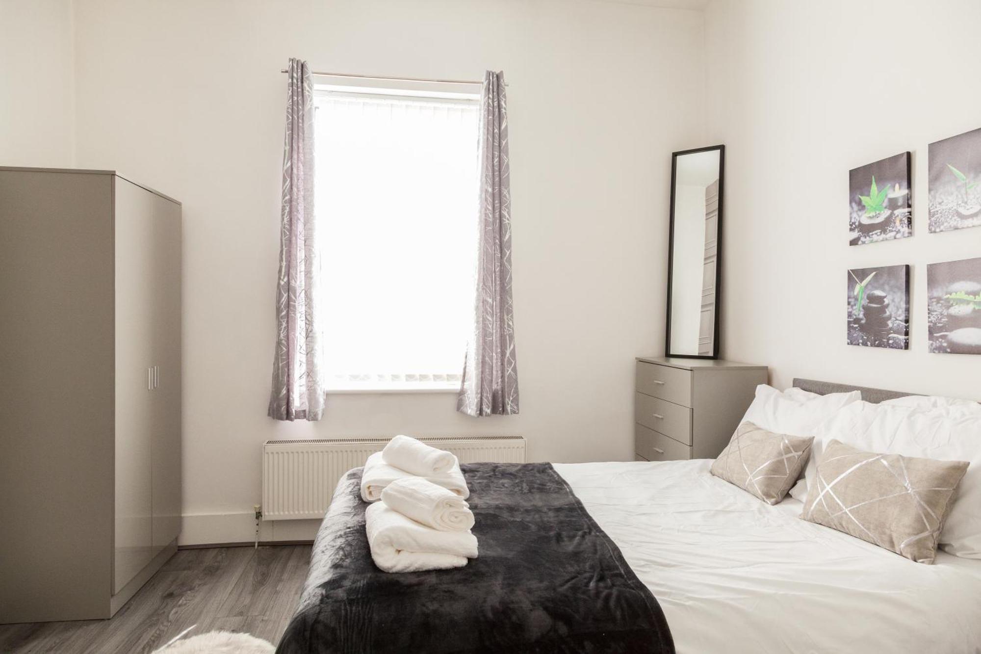 Anfield - Perfect For Large Groups, 8min Walk To Stadium, Comfy House With Parking *