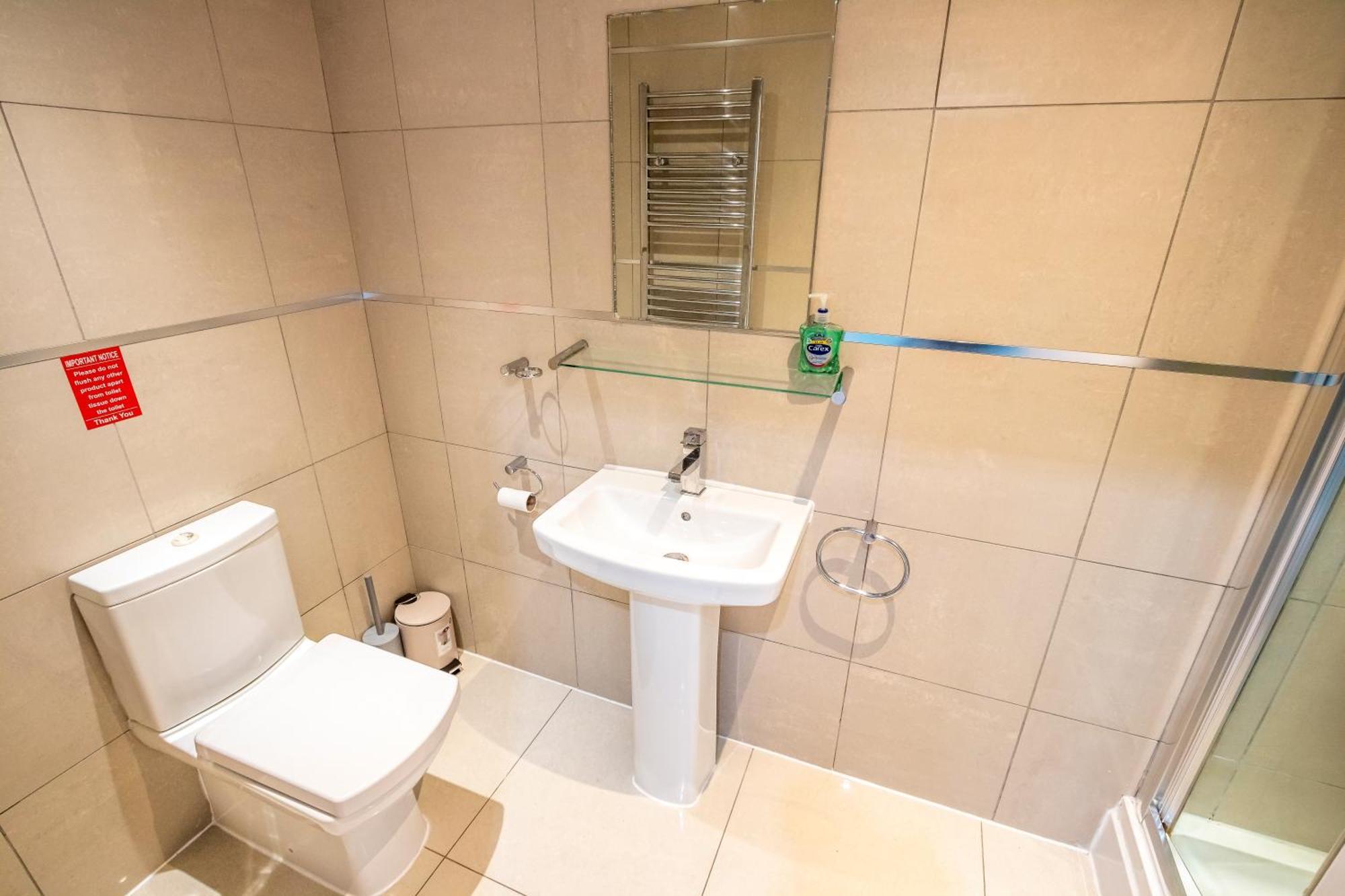 Spacious 5 Bed En-suite Flat Apartment *