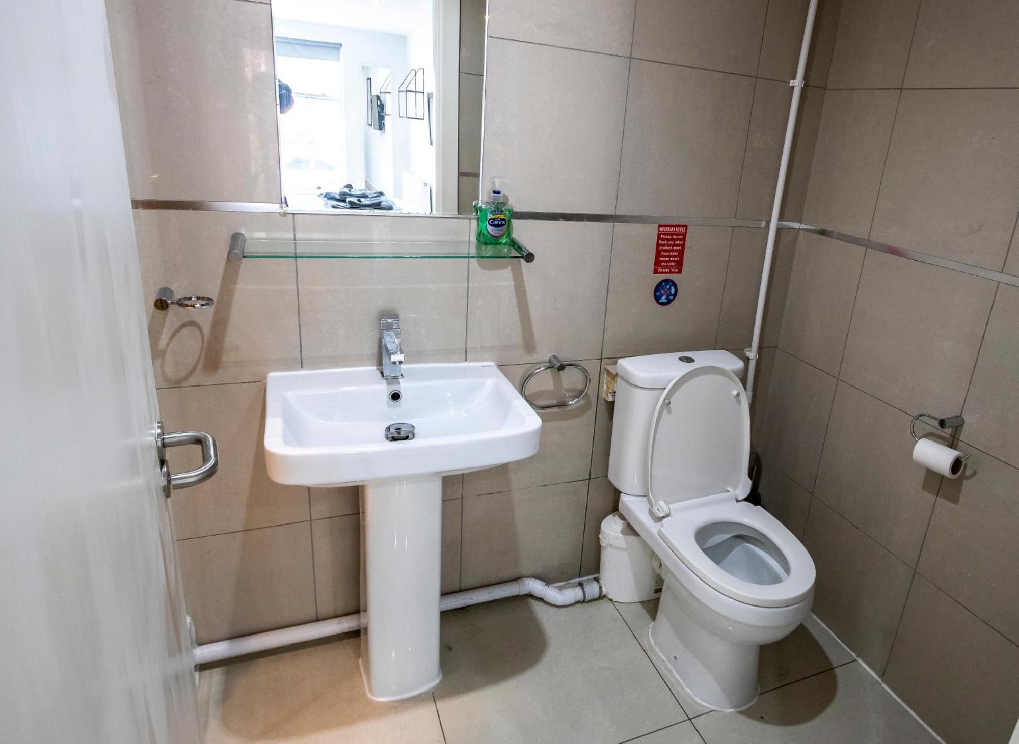 Spacious 5 Bed En-suite Flat * Liverpool