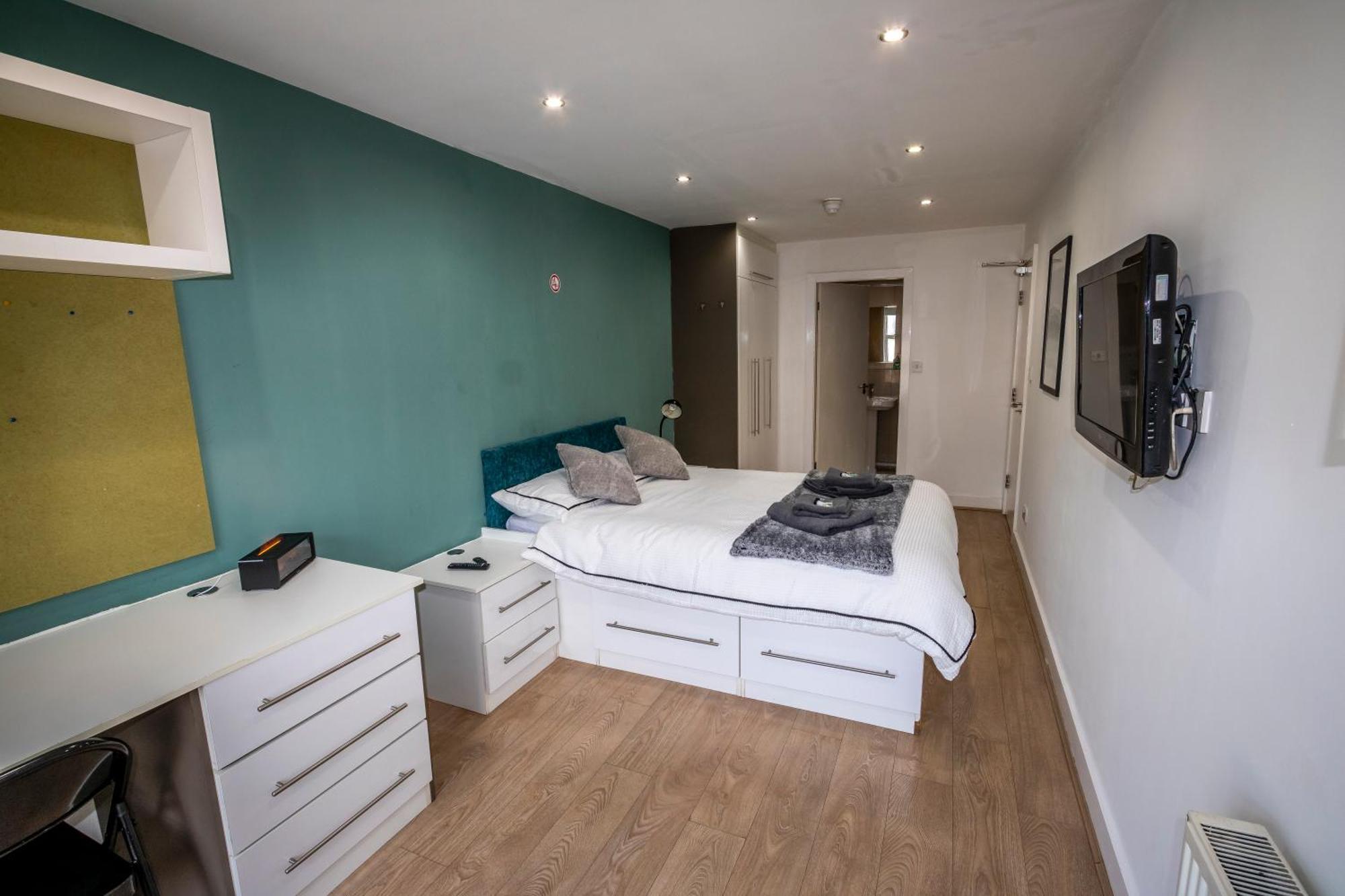 Apartment Spacious 5 Bed En-suite Flat *
