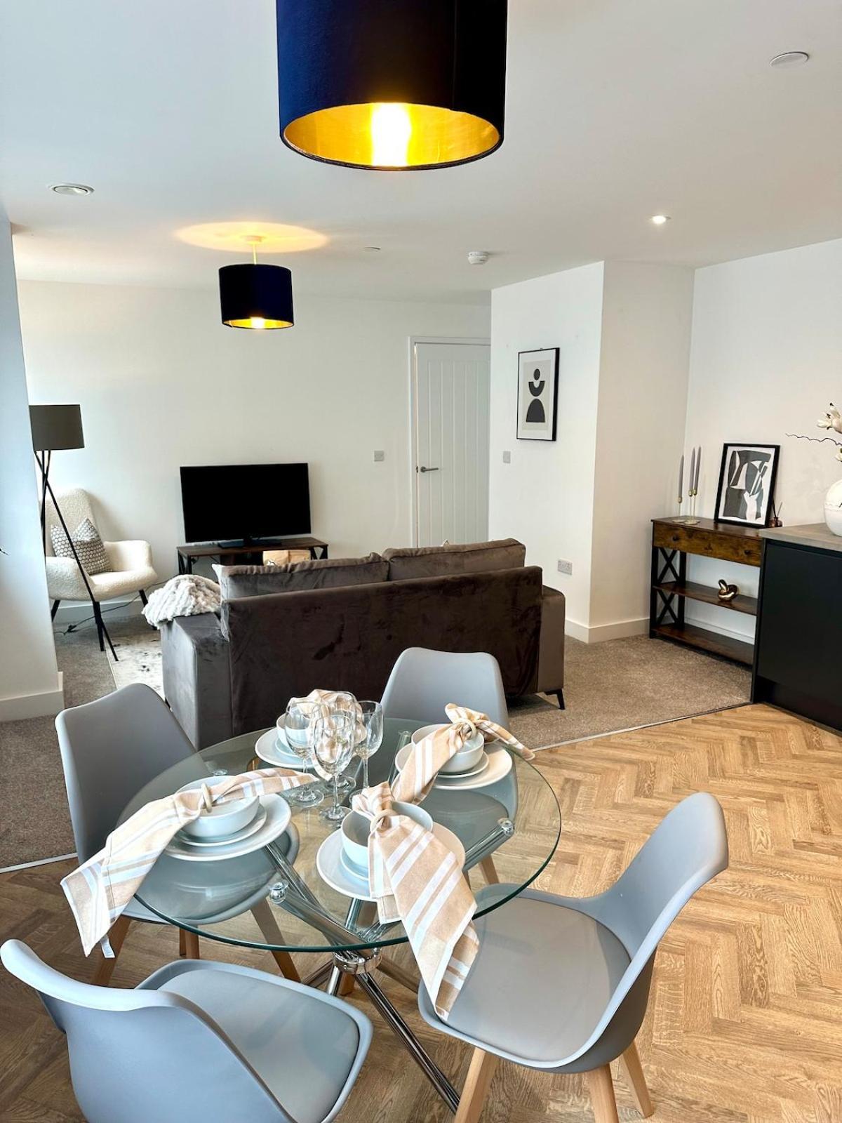 Copper - 2bed Elegance - Free Parking Apartment
