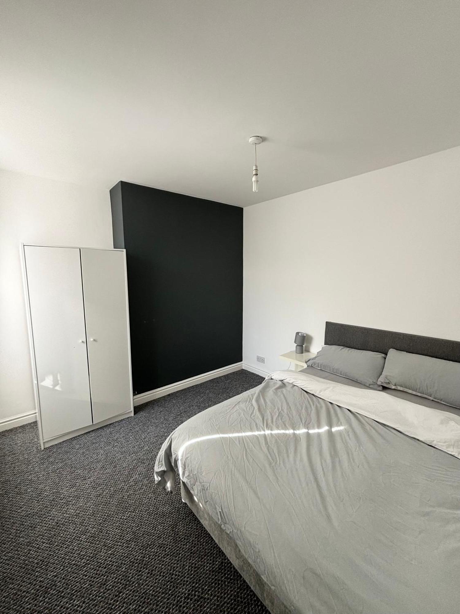 Guest house Master Bedroom In Anfield