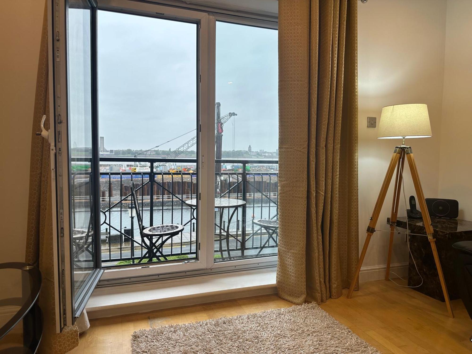 2 Bed City, River Mersey View Apartment, Sleeps 5 Apartment Liverpool
