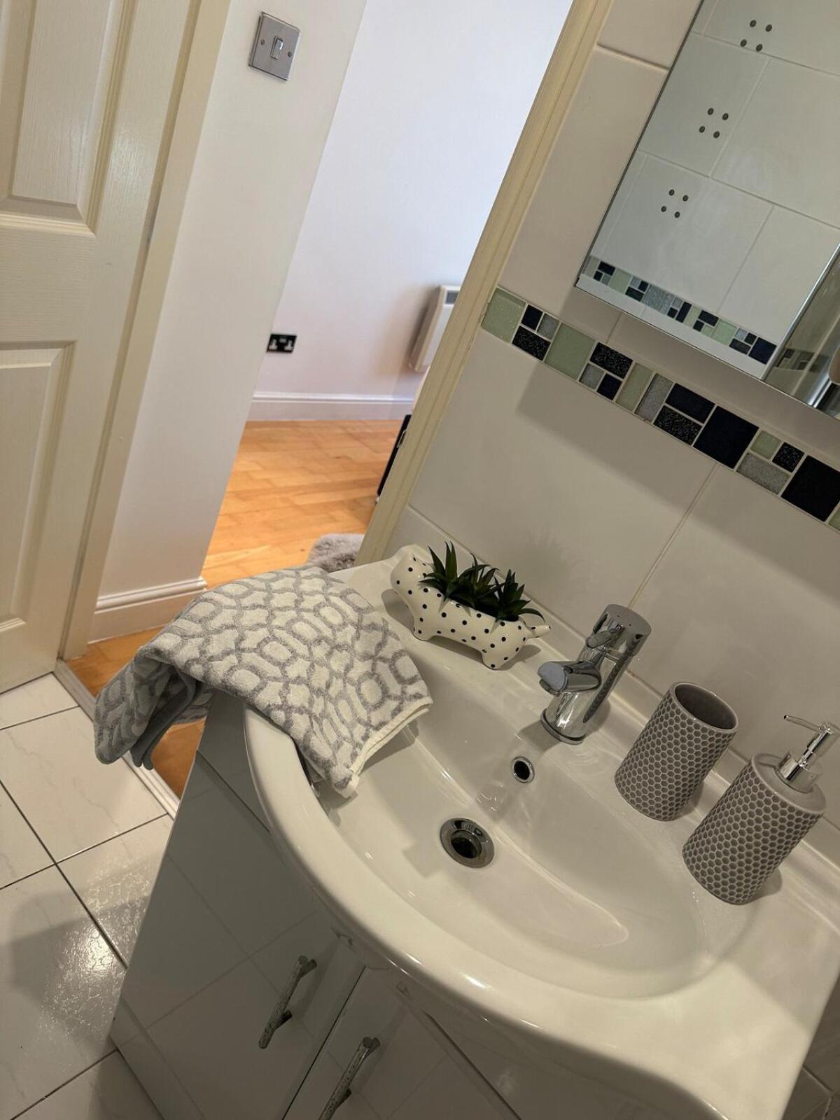 Apartment 2 Bed City, River Mersey View Apartment, Sleeps 5 Liverpool