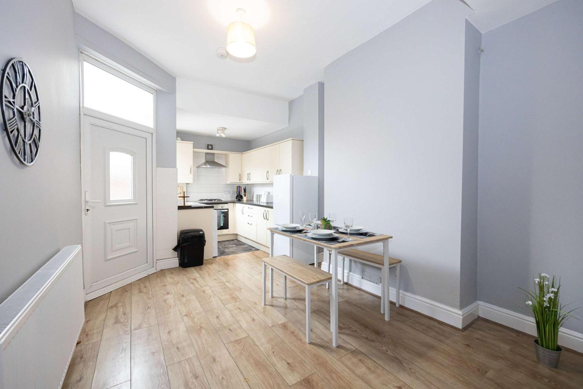 Stylish 1-bed Flat In Apartment *