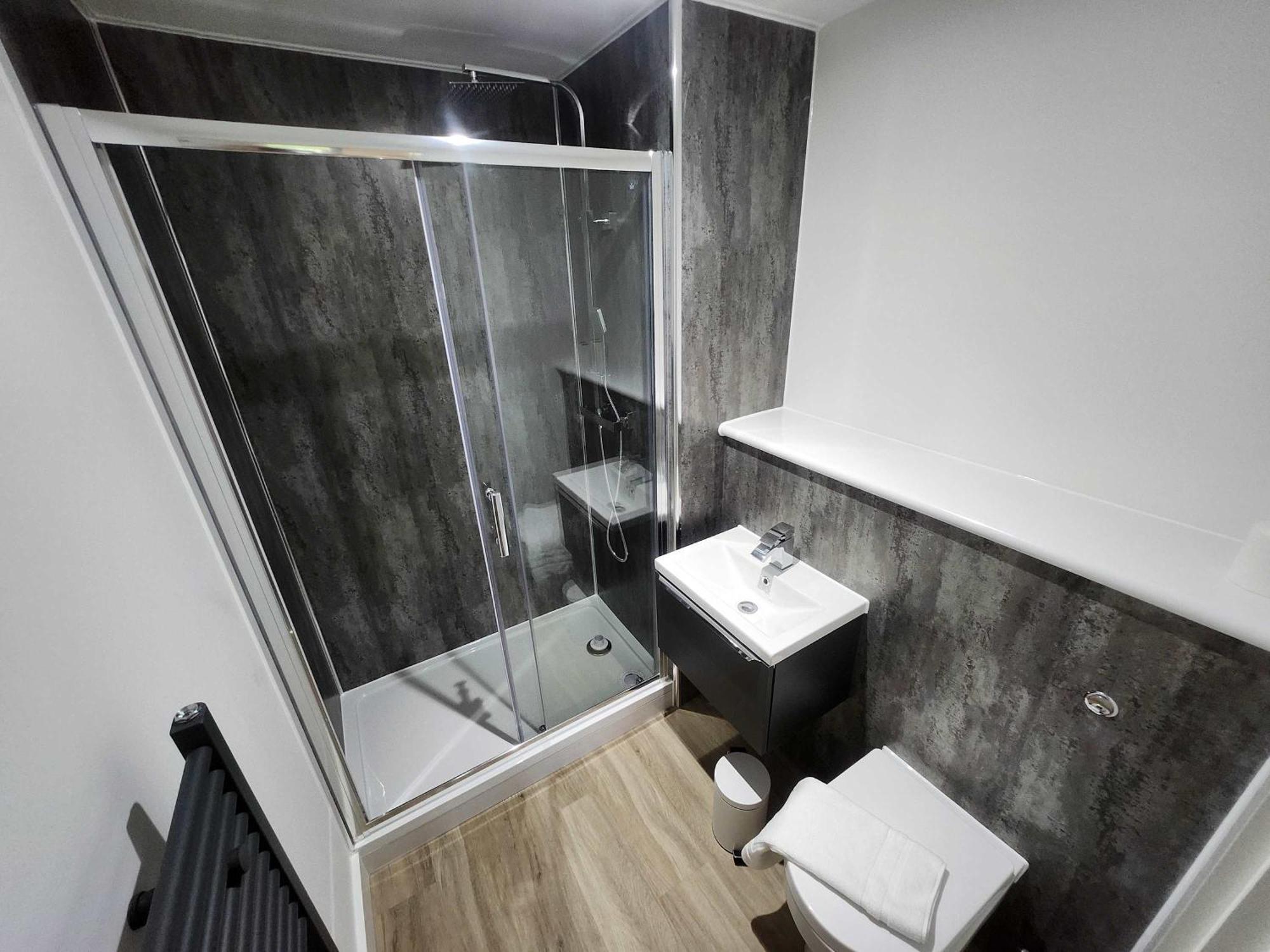 Modern & Bright 2 Bedroom In Apartment *