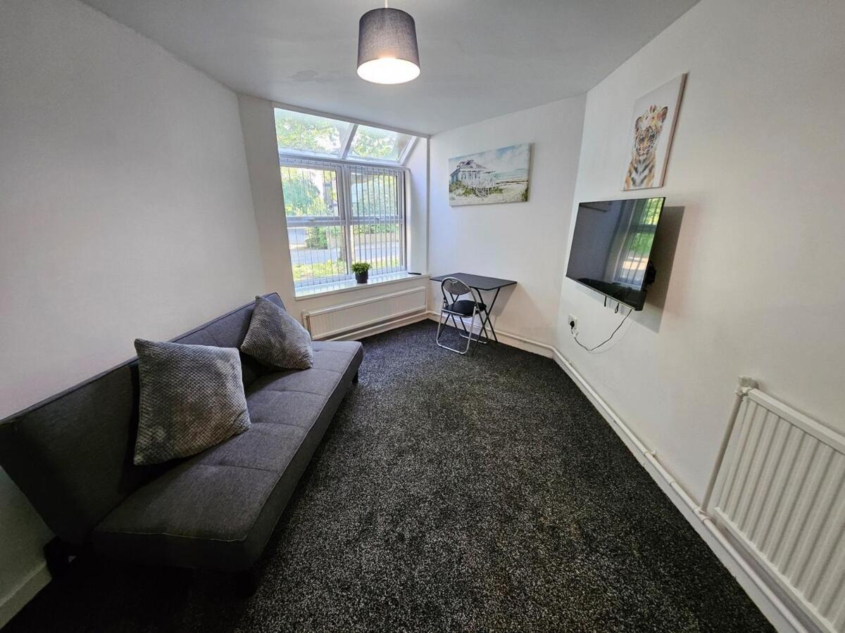 Furnished 1 Bedroom In Apartment *